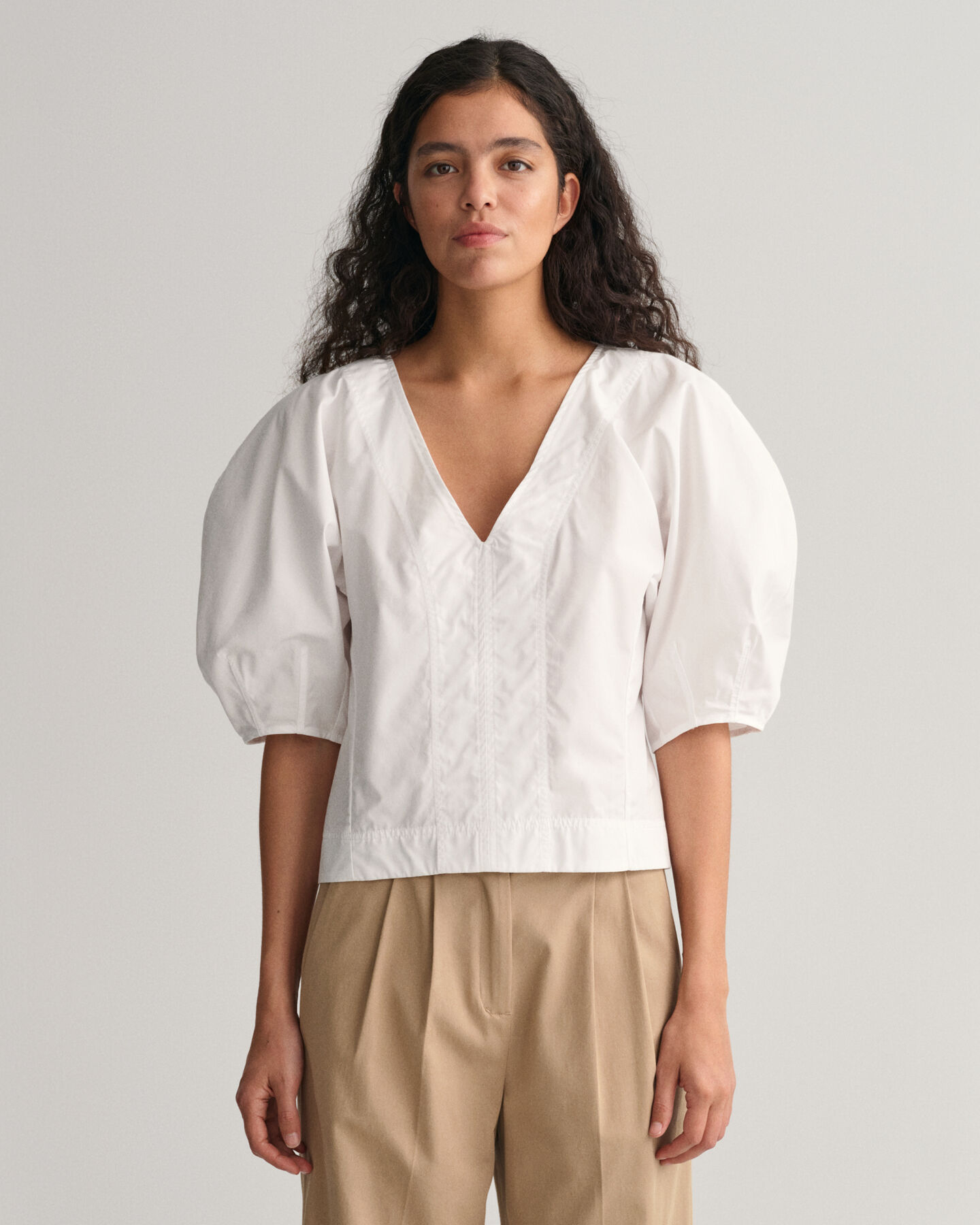 V-ringad topp med ballongärm