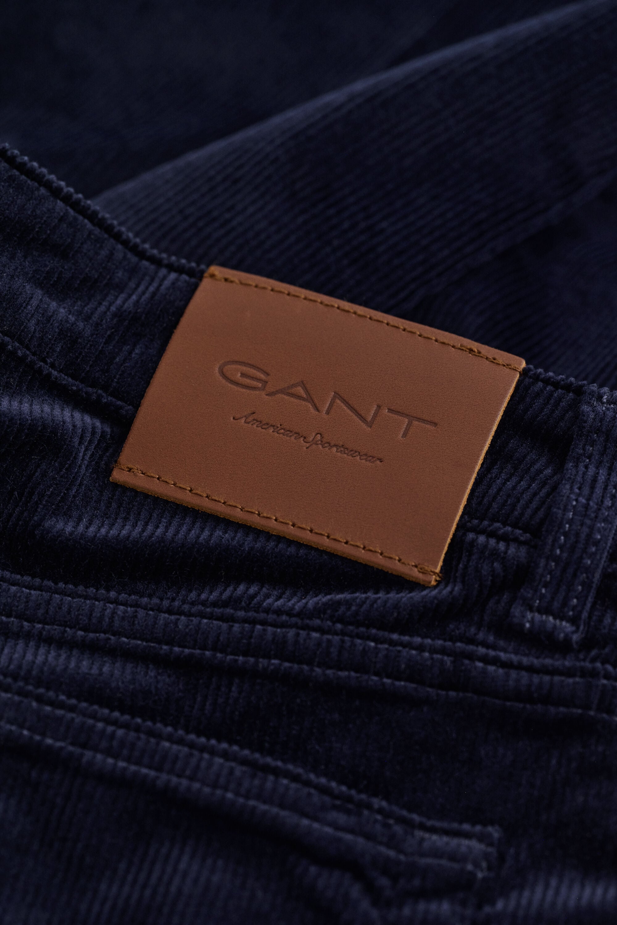 Jeans i manchester med utställda ben