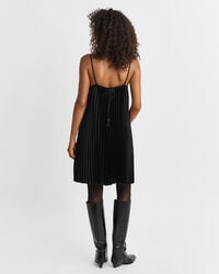 Veckad satinklänning med axelband