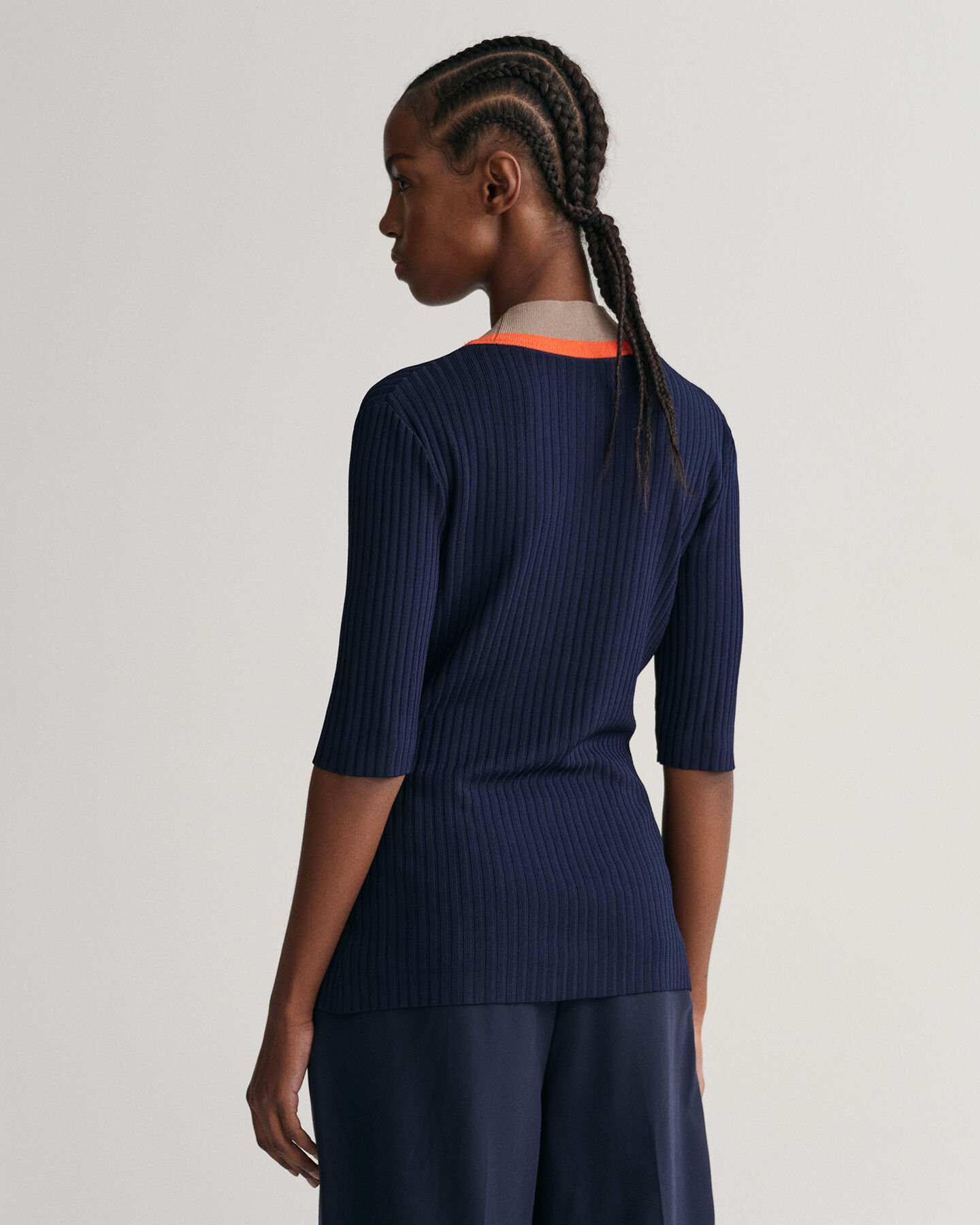 Ribbstickad V-ringad topp