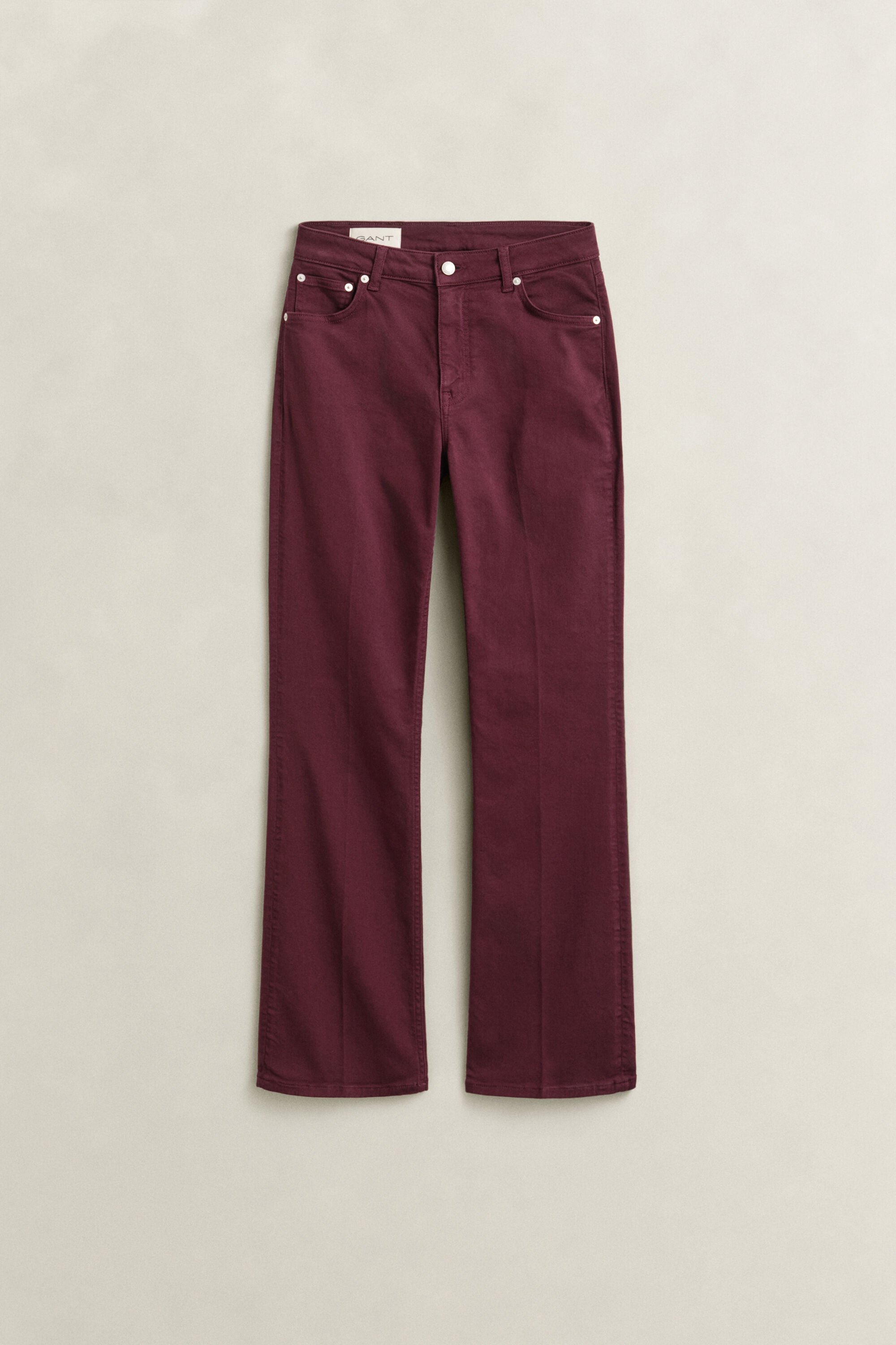 Slim färgade utställda jeans