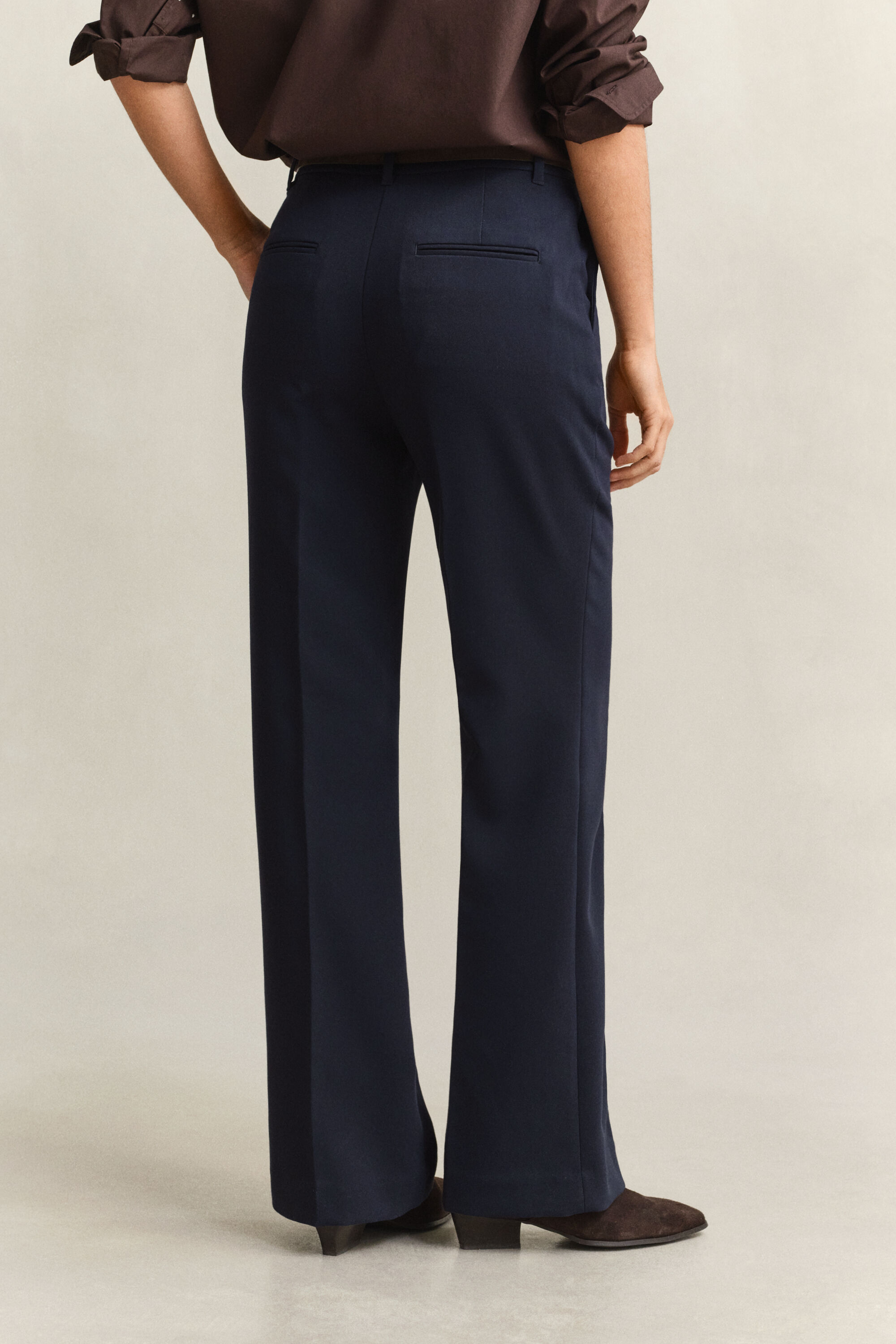 Slim fit slacks med utställda ben