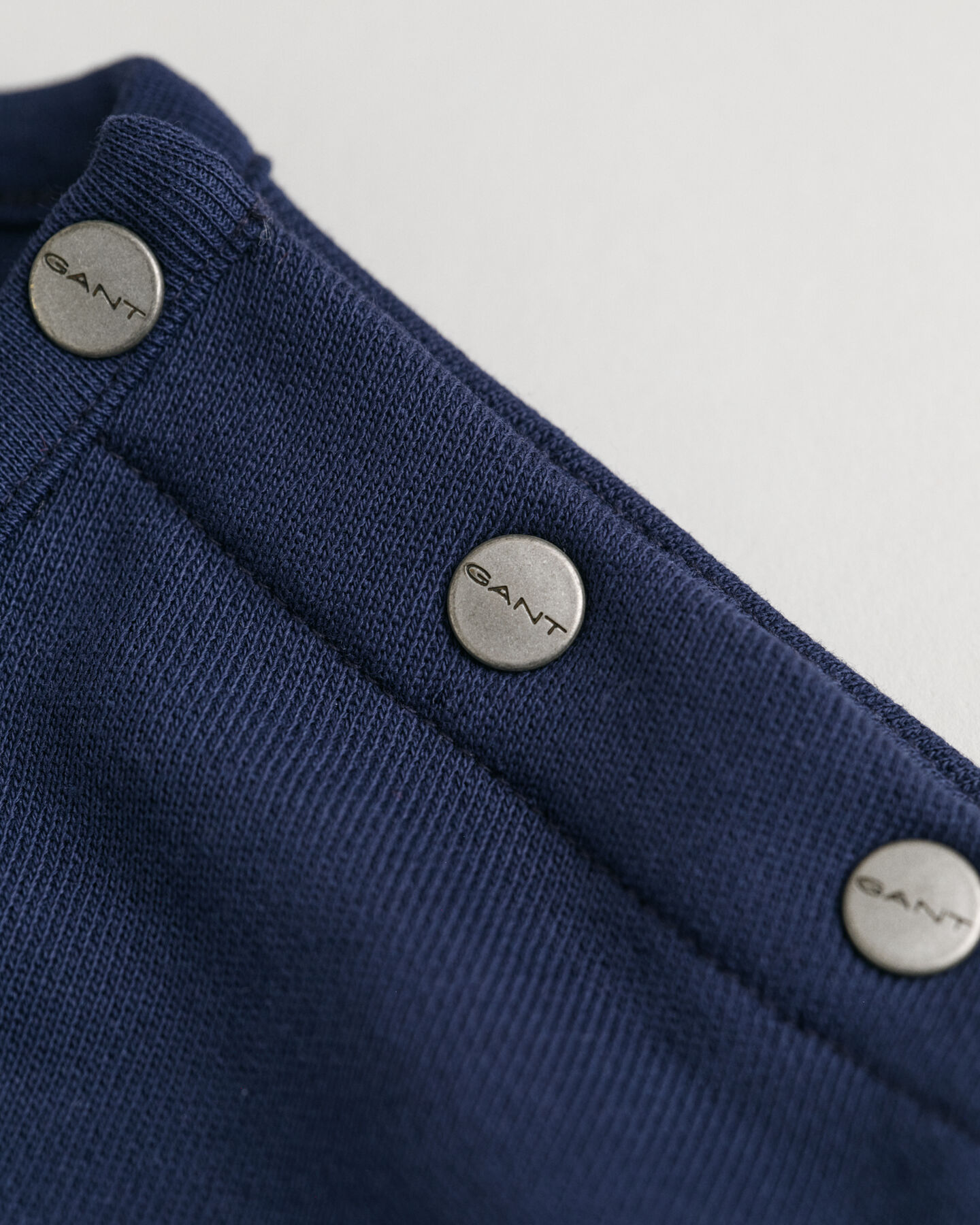 Blockfärgad sweatshirt med rund halsringning