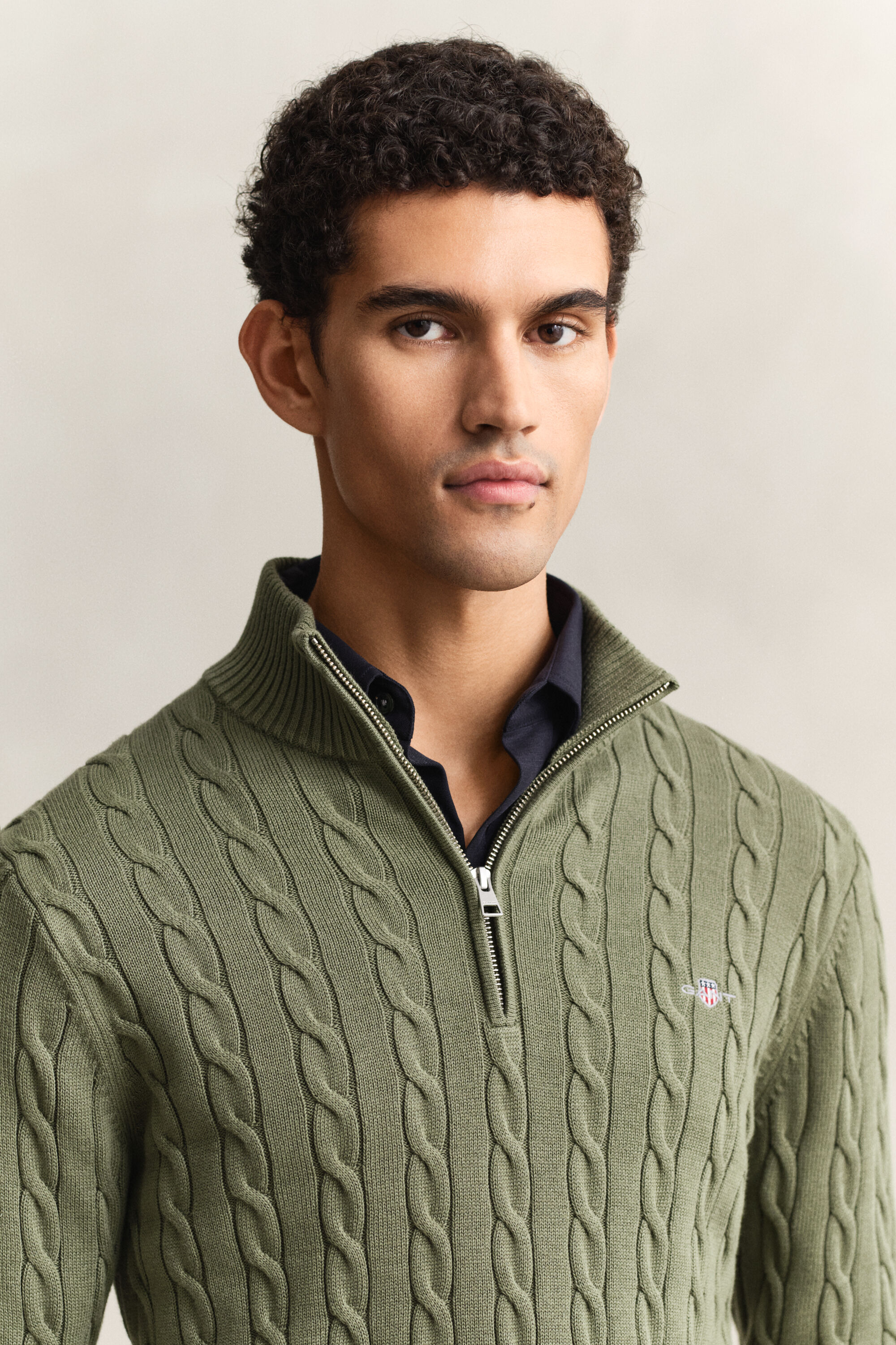 Kabelstickad bomullströja med dragkedja vid halsöppningen