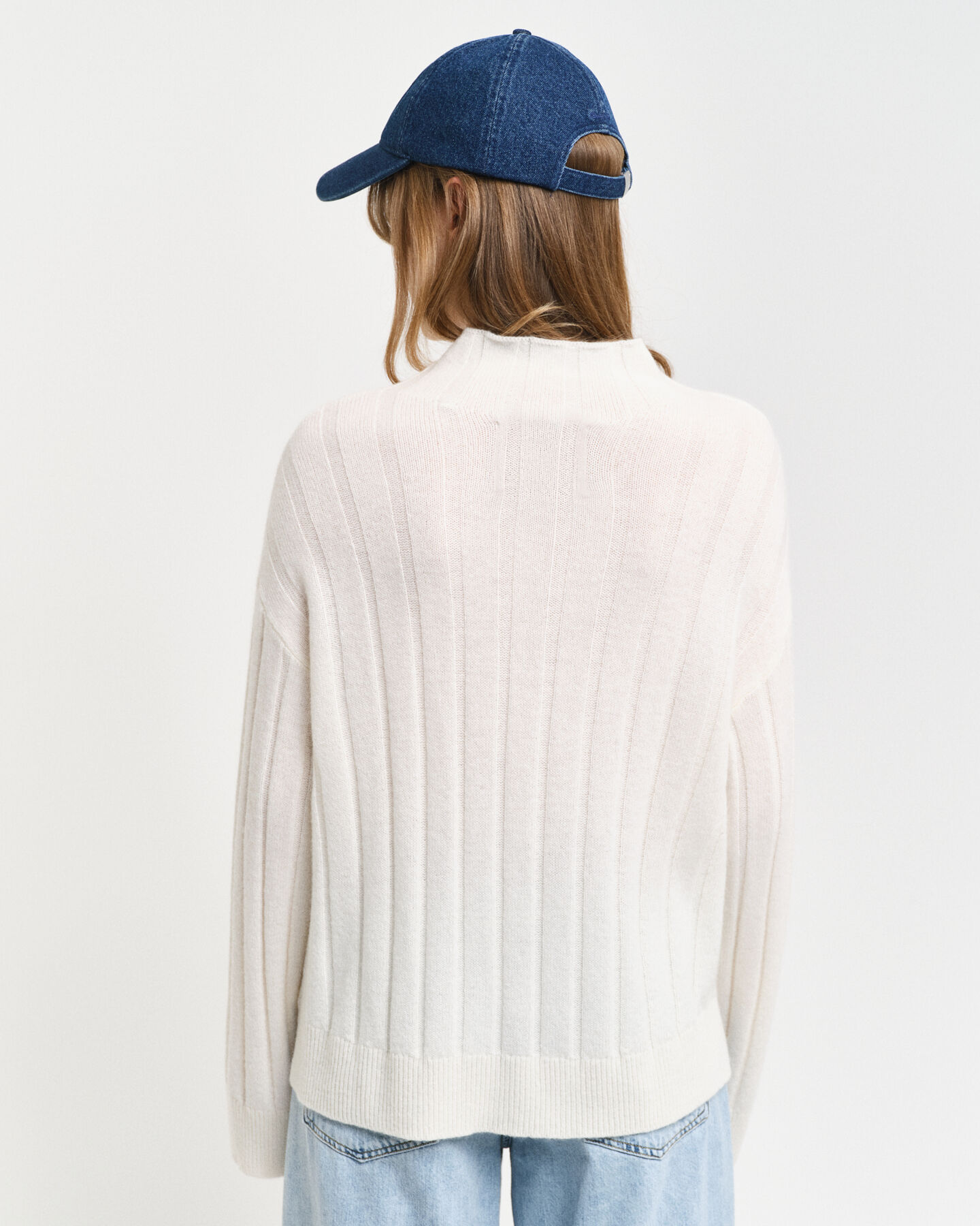 Bredribbad tr&ouml;ja i ull med st&aring;krage