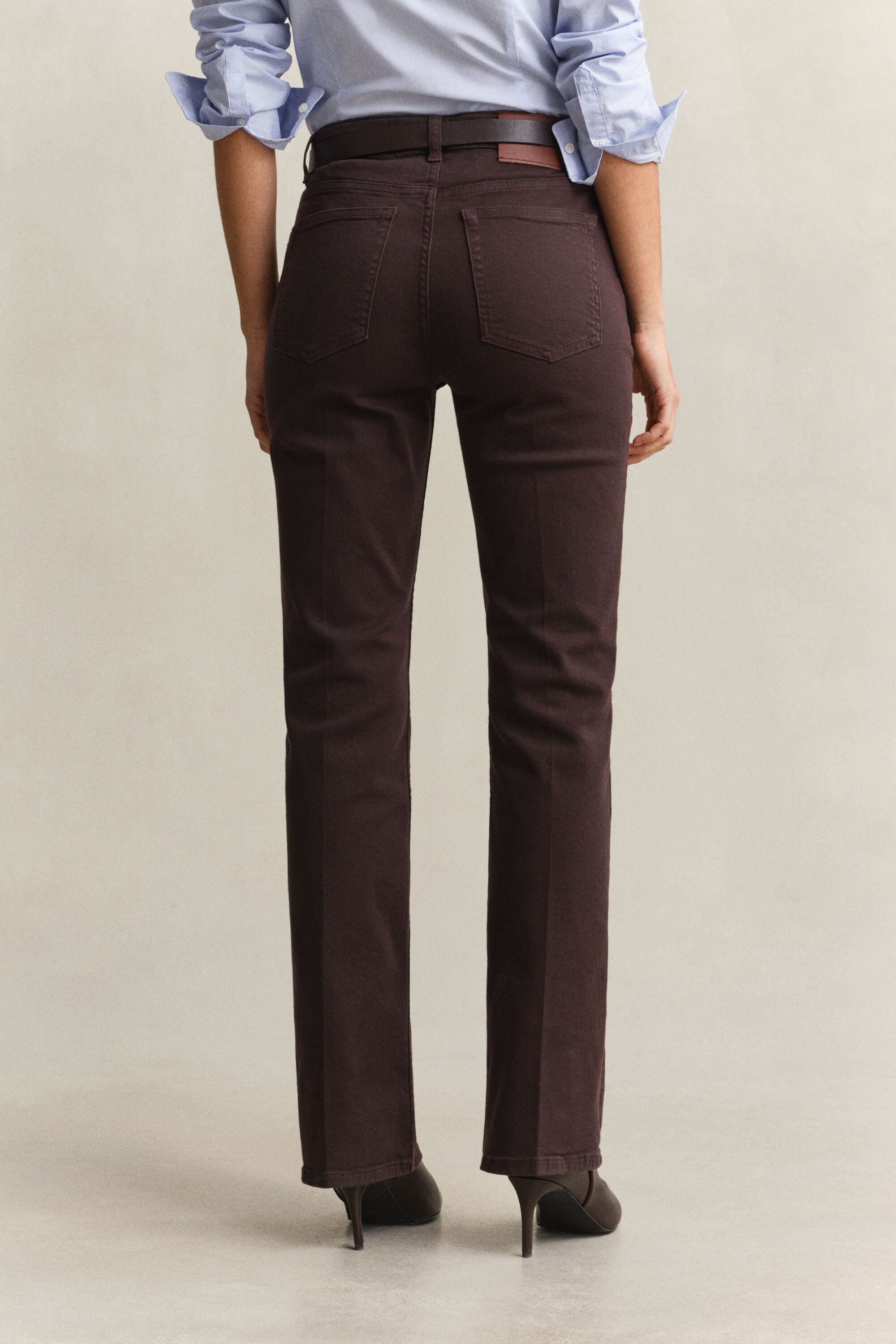 Slim färgade utställda jeans