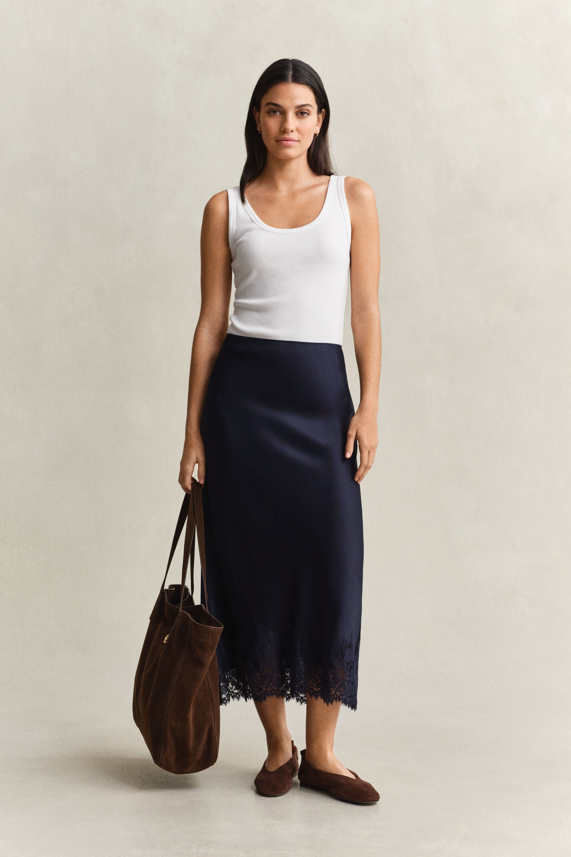 Midikjol i satin och spets