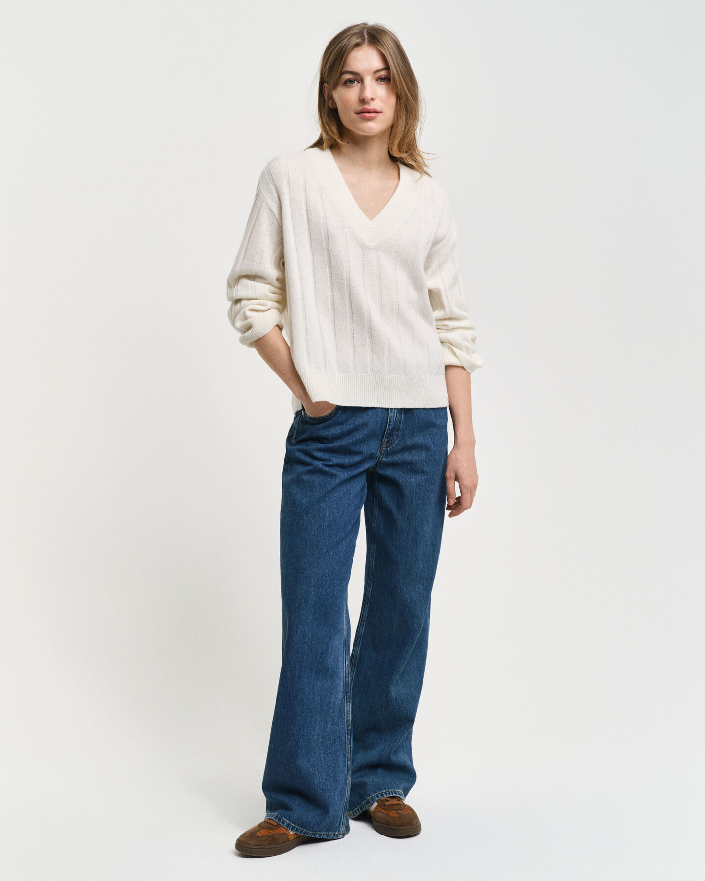 Bredribbad V-ringad tröja i ull