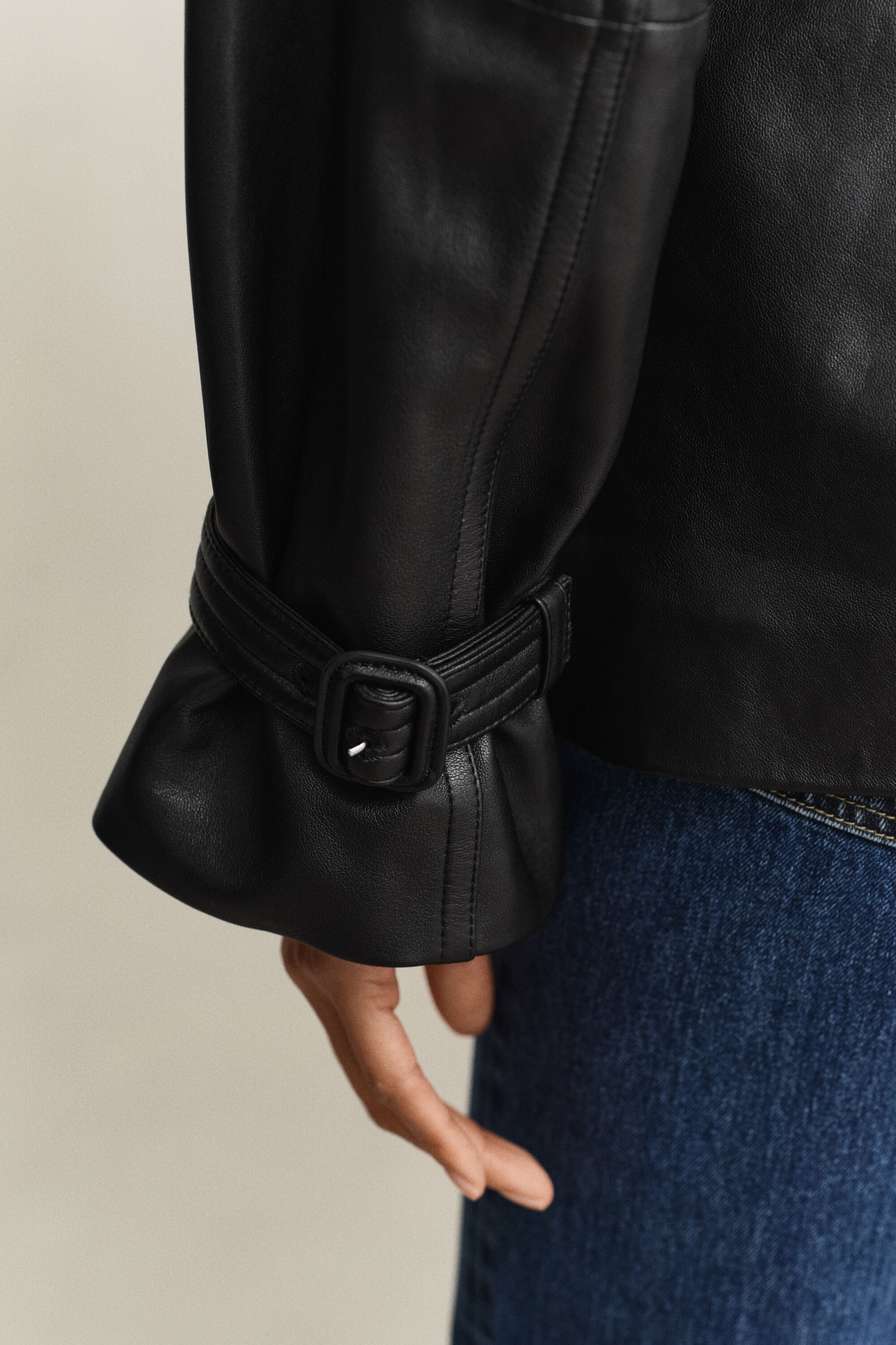 Kort trenchcoat i läder