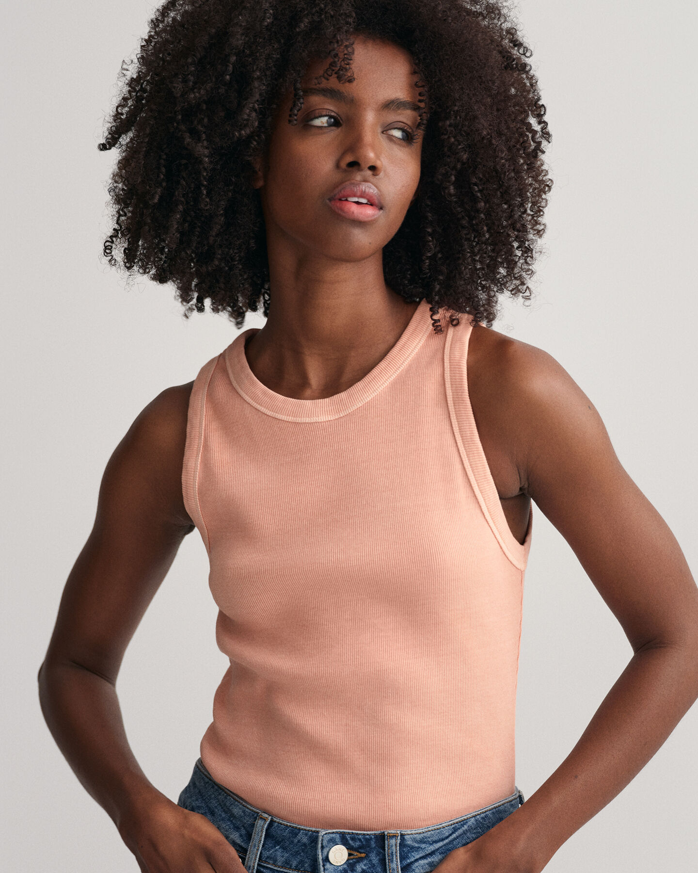 Sunfaded ribbstickat linne med hög halsringning