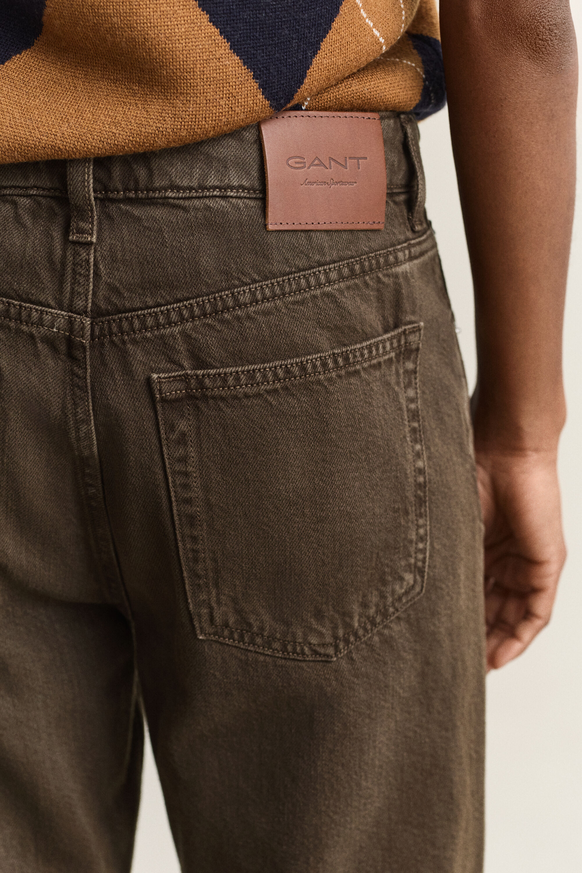 Relaxed fit färgade jeans