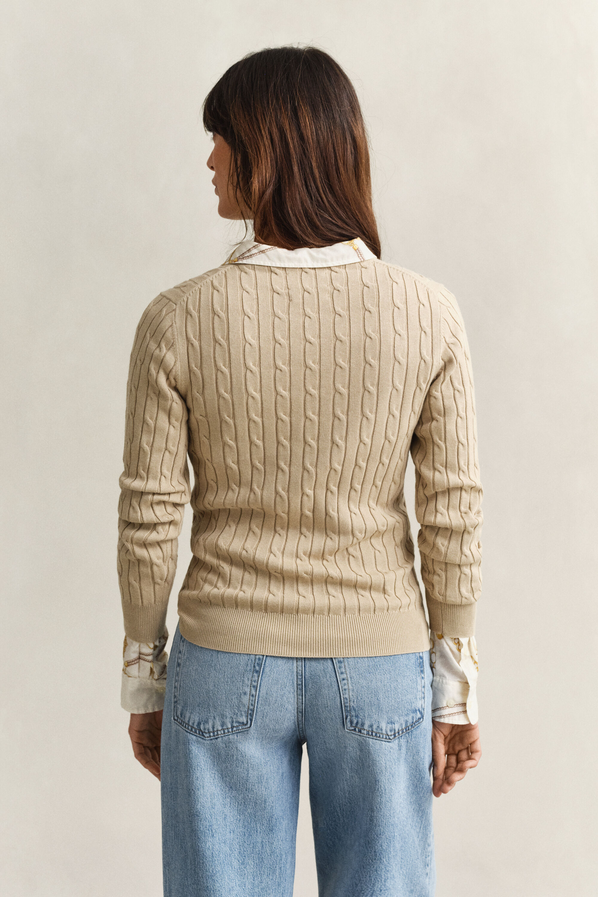 Kabelstickad tröja med rund hals
