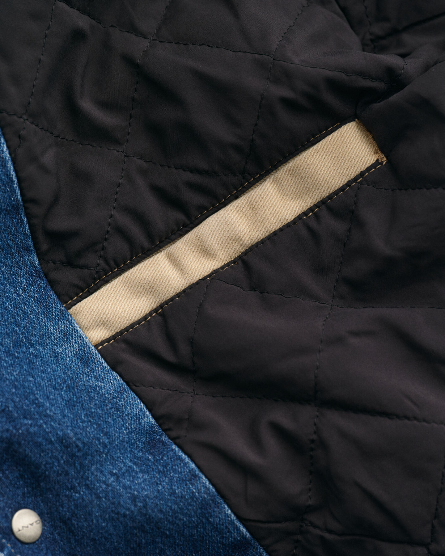 Collegejacka i denim