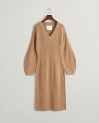 Ribbstickad yllekl&auml;nning med V-ringning