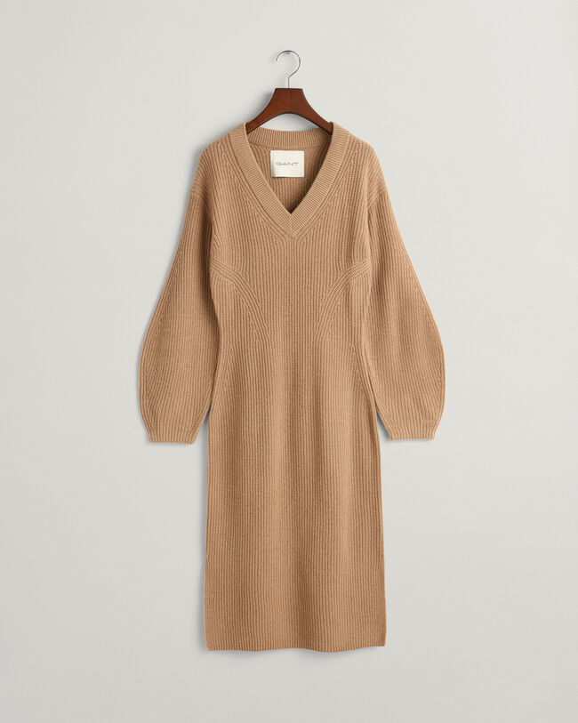 Ribbstickad yllekl&auml;nning med V-ringning