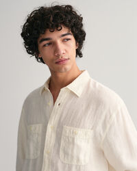 Relaxed fit plaggf&auml;rgad linneskjorta