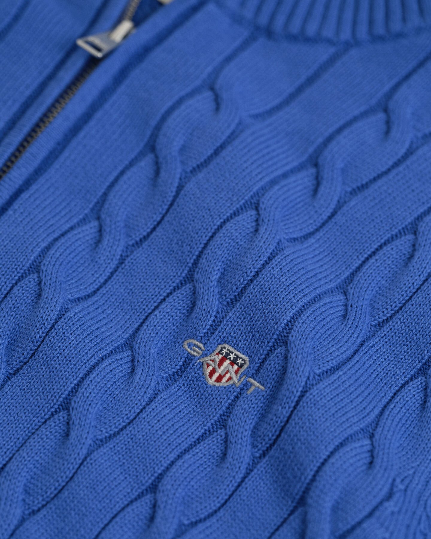 Kabelstickad bomullströja med dragkedja vid halsöppningen