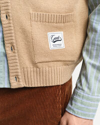 Väst i ull med knappar