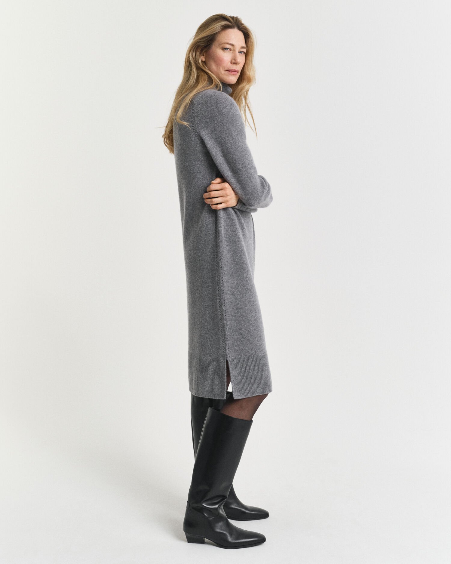 Klänning med polokrage och stickade detaljer