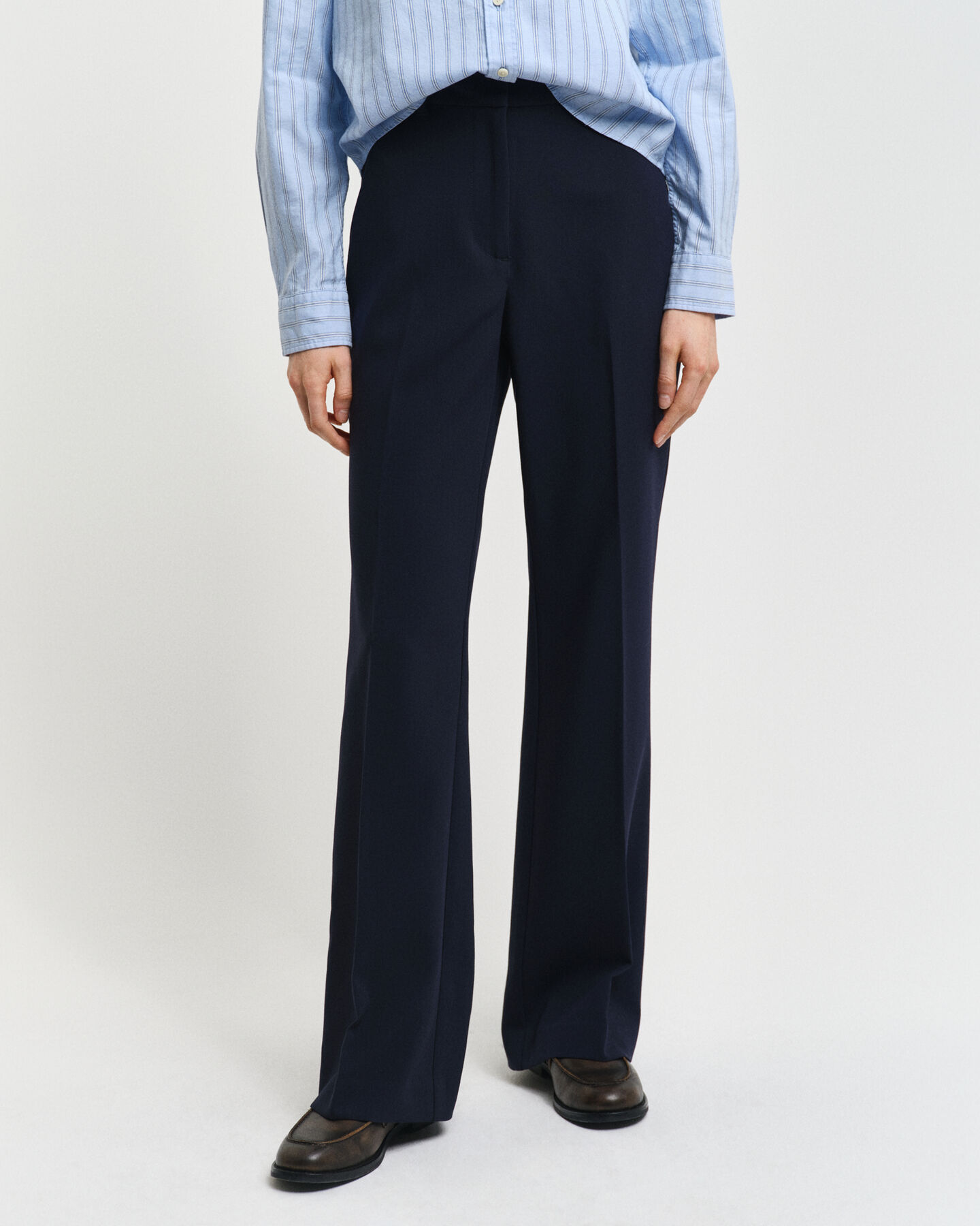 Slim fit slacks med utställda ben