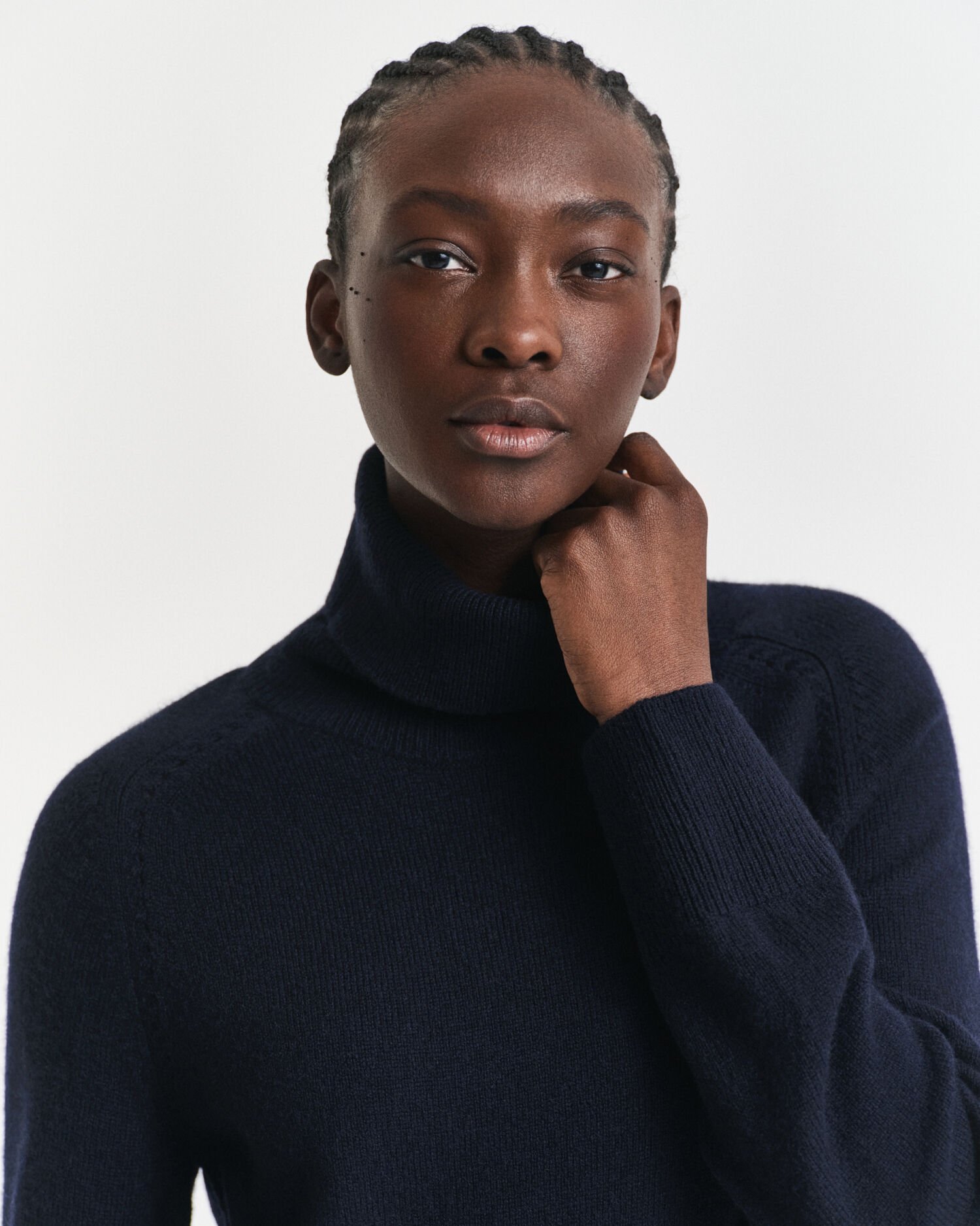 Klänning med polokrage och stickade detaljer