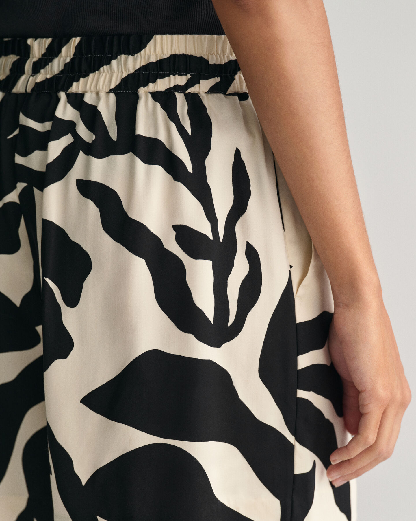 Relaxed fit palmm&ouml;nstrade dra-p&aring;-shorts