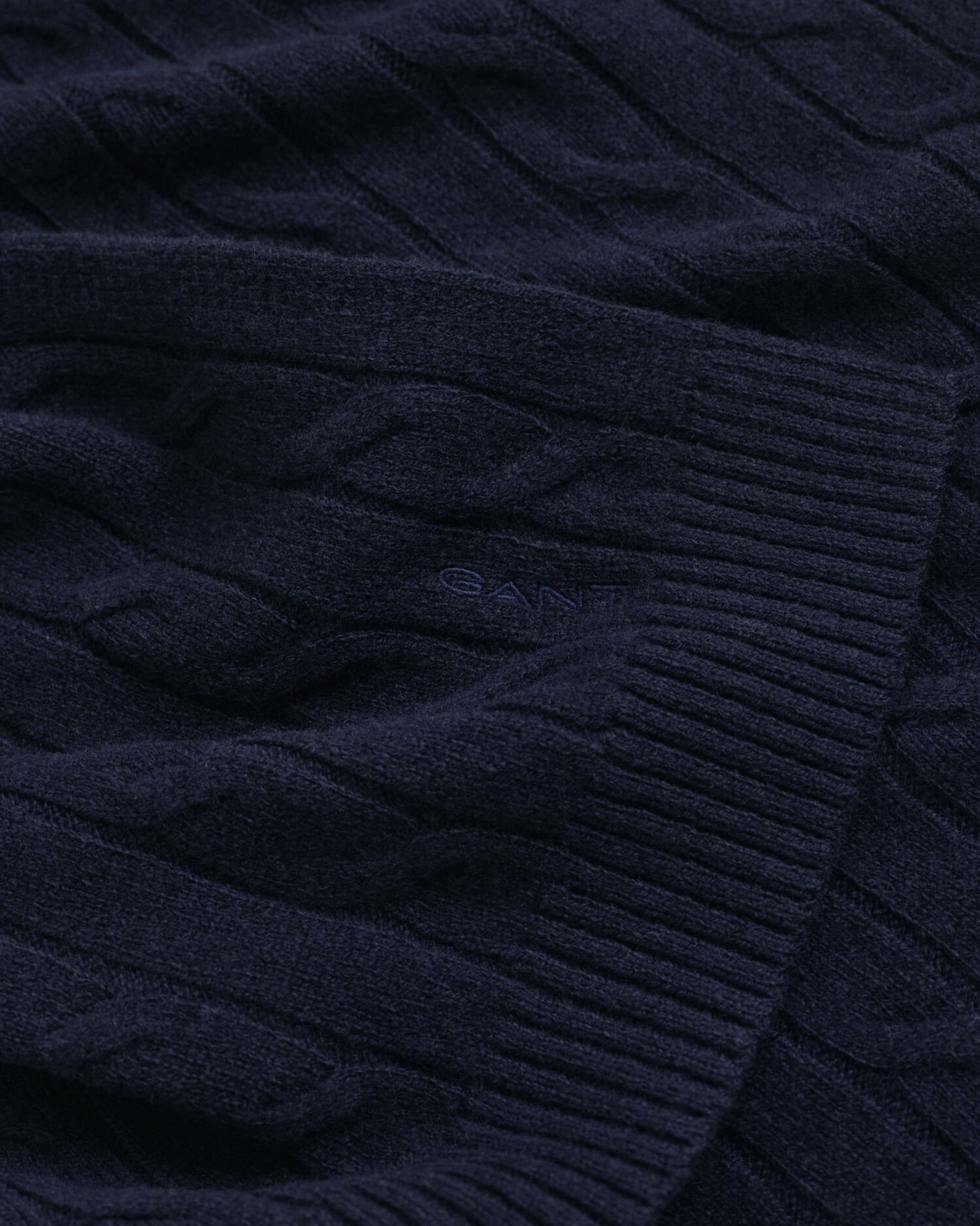 Kabelstickad yllehalsduk