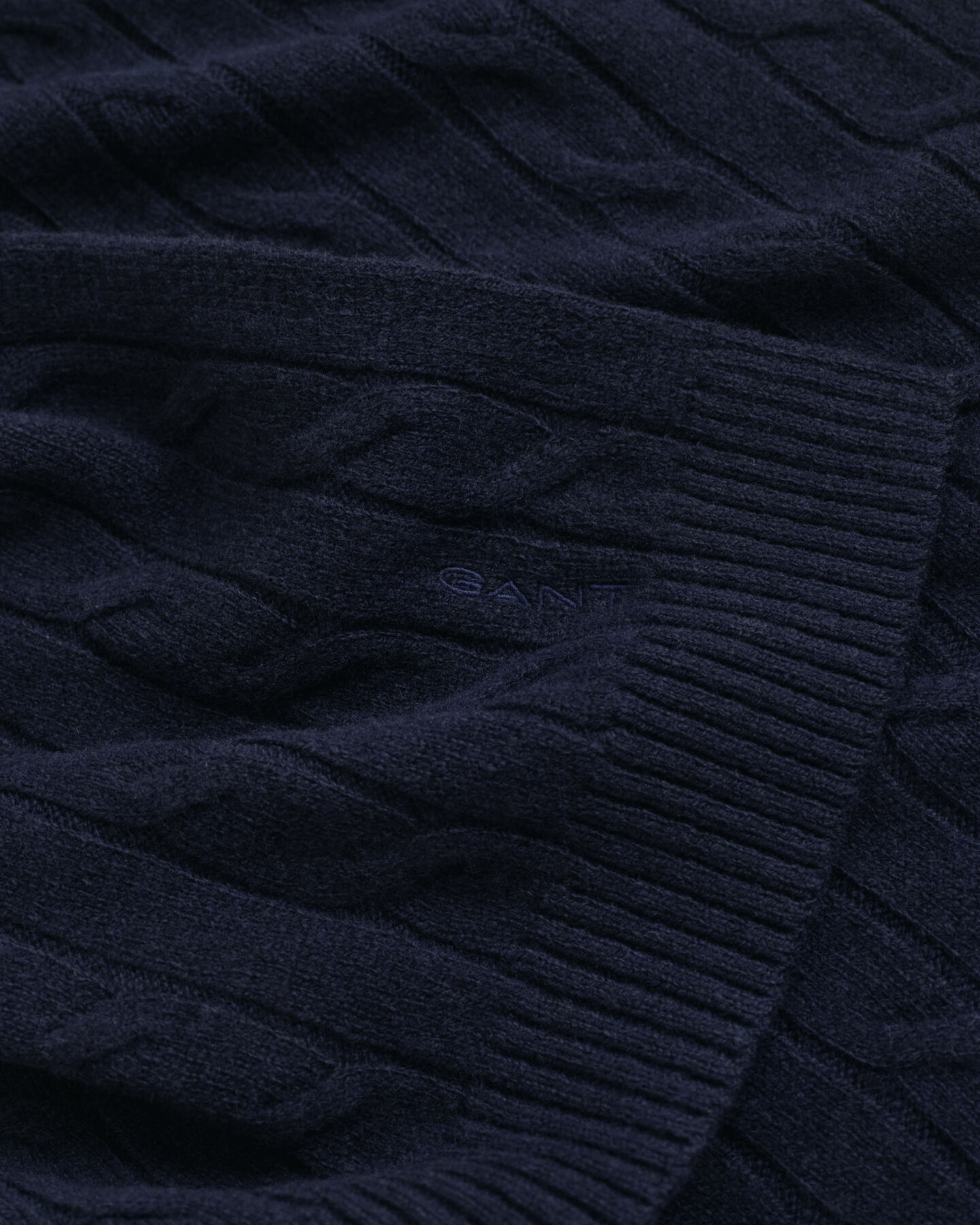 Kabelstickad yllehalsduk