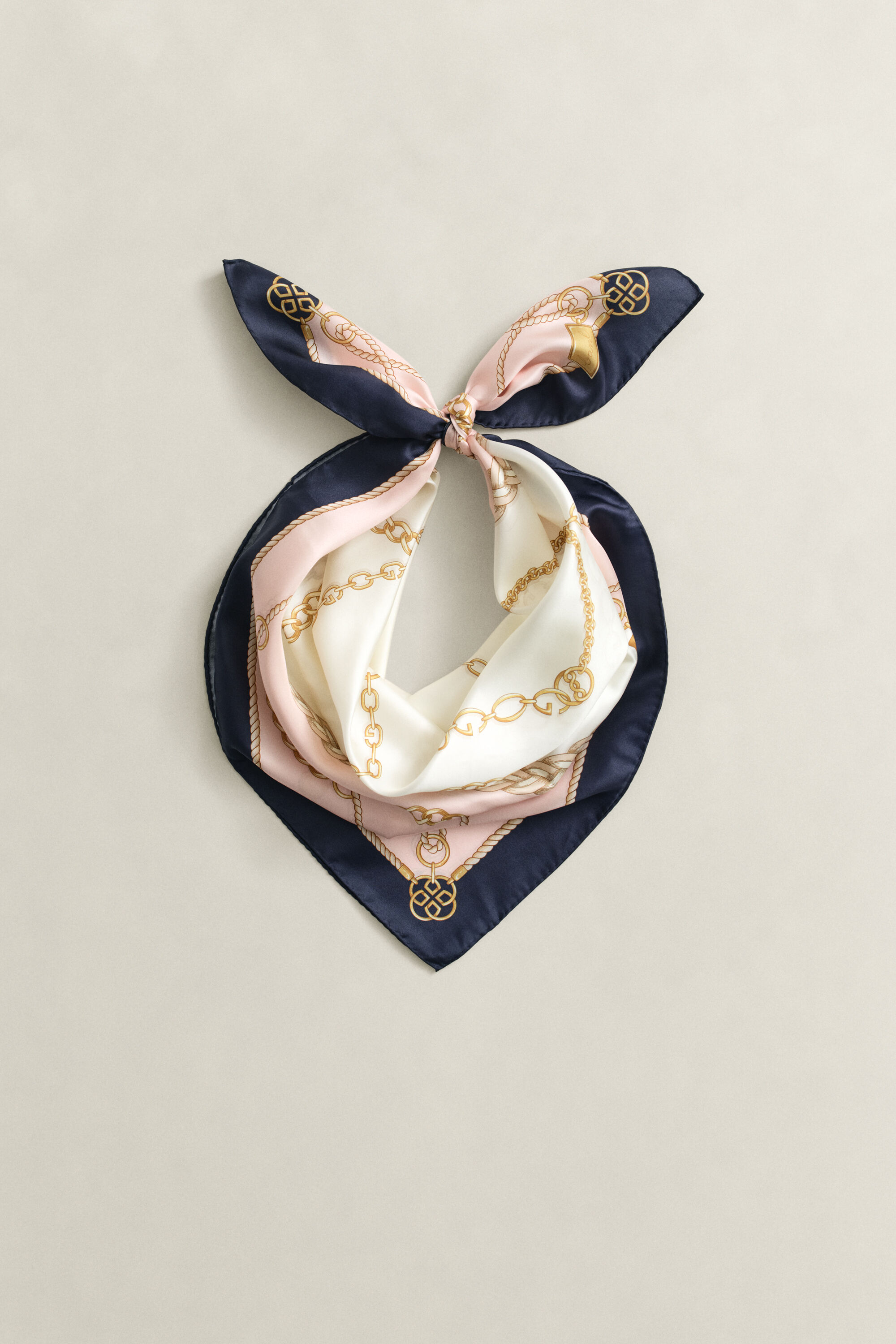 Kedjemönstrad sidensjal