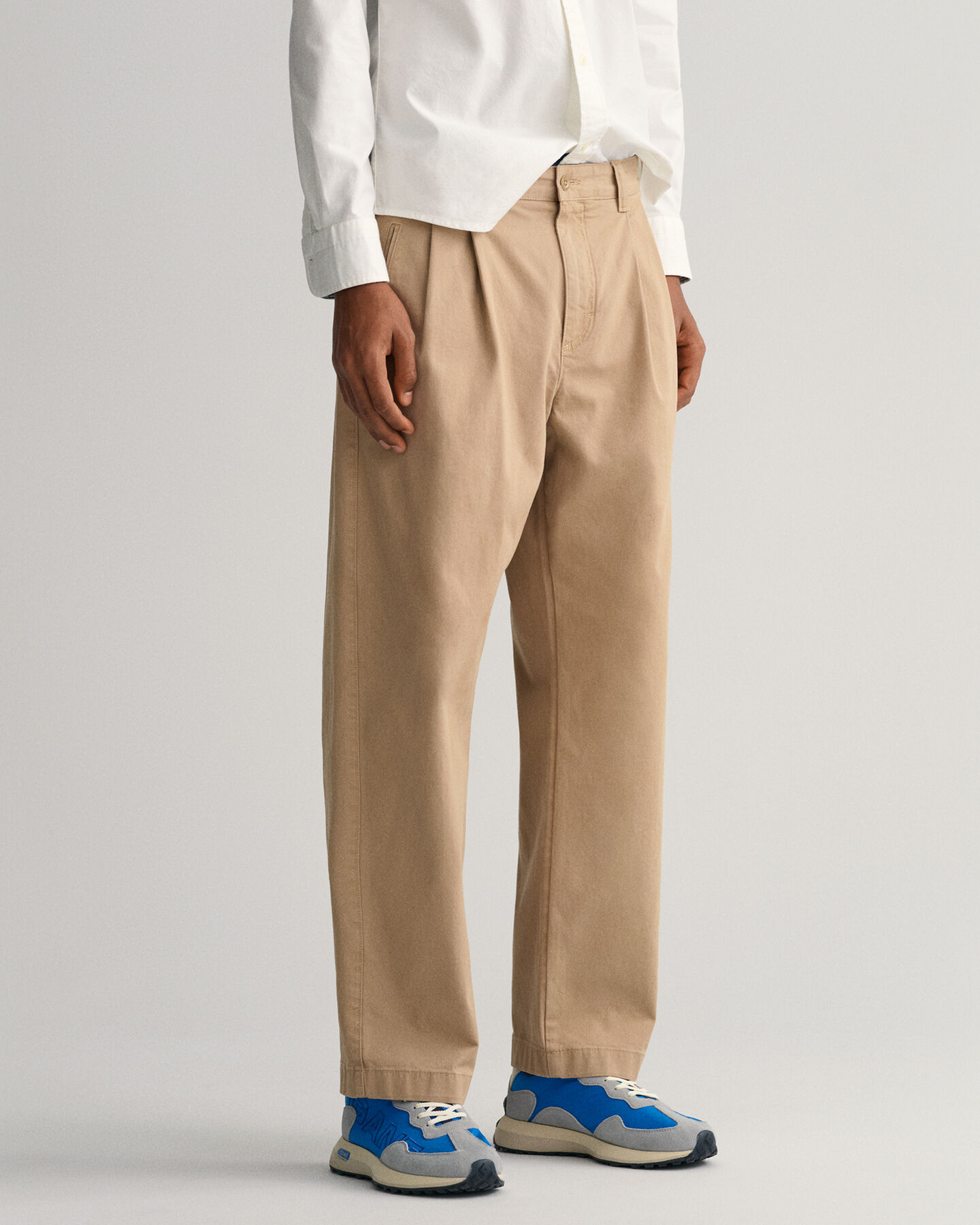 Relaxed fit chinos med veck
