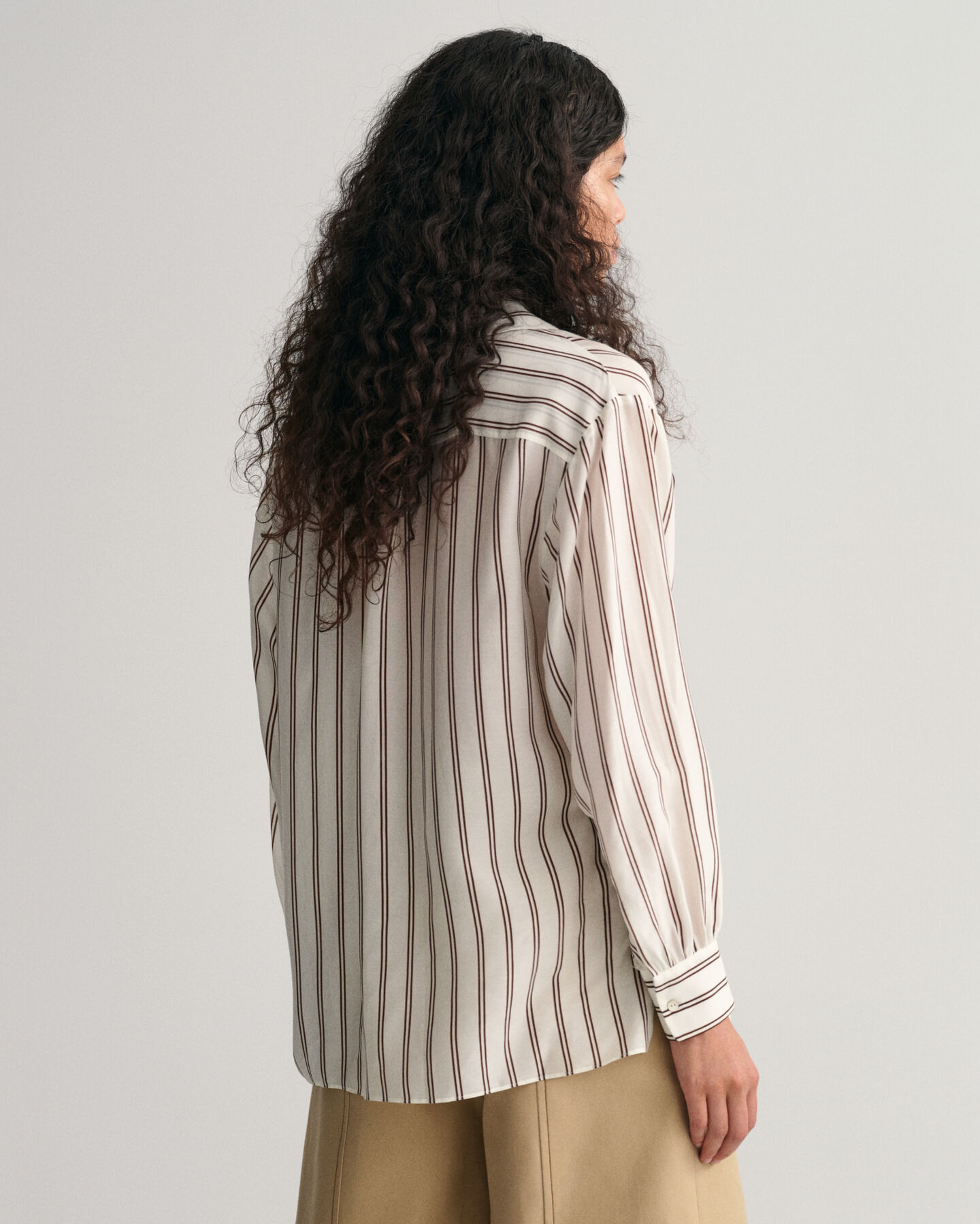 M&ouml;nstrad V-ringad blus