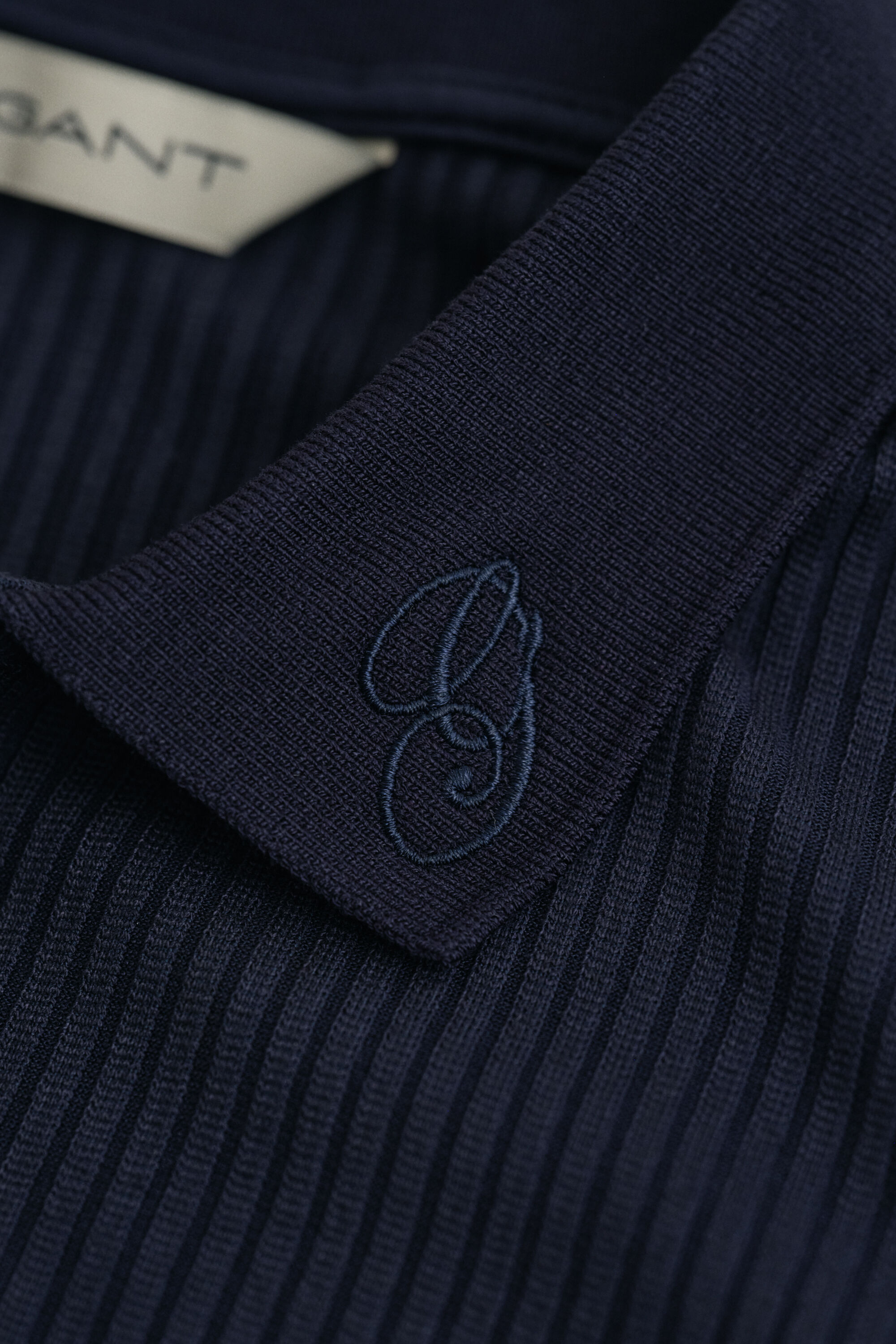 Ribbstickad pikétröja