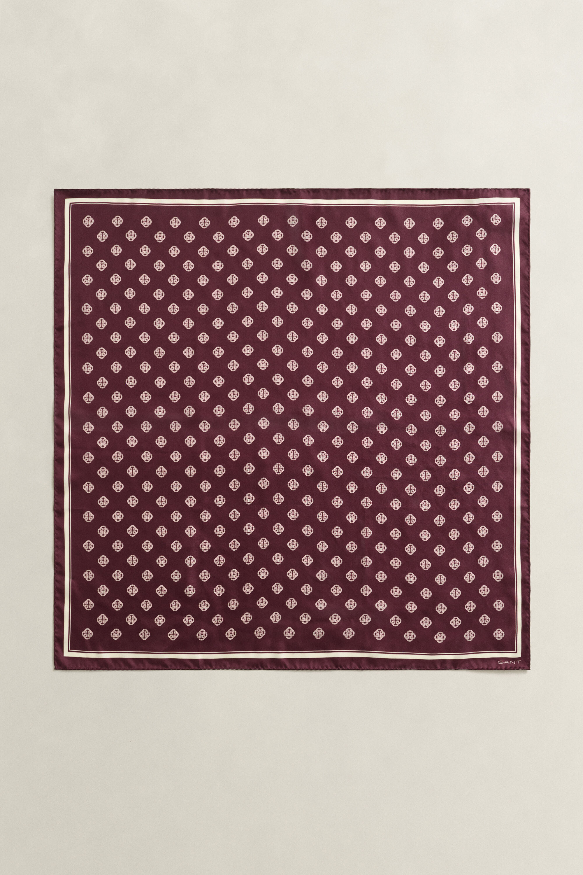 Sidensjal med monogram