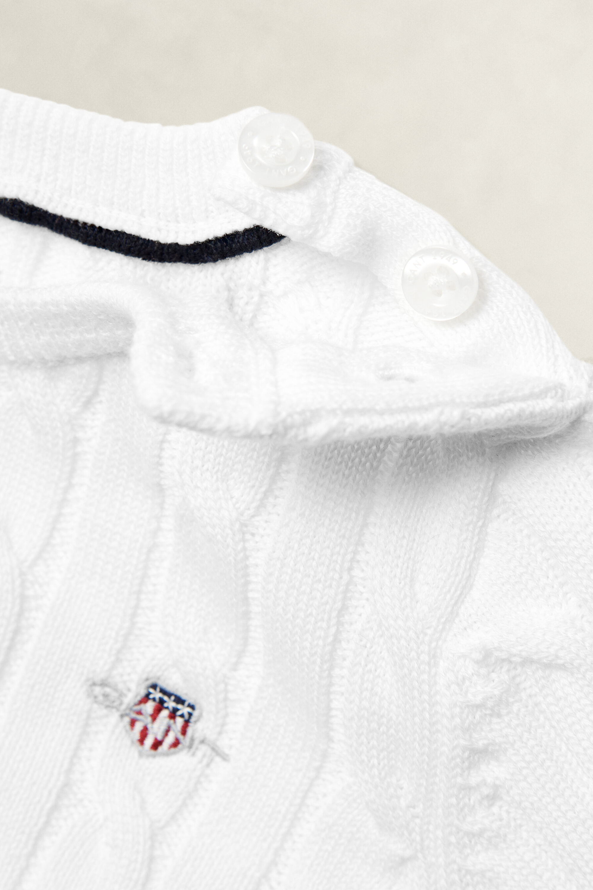 Girls kabelstickad tröja med sköldemblem