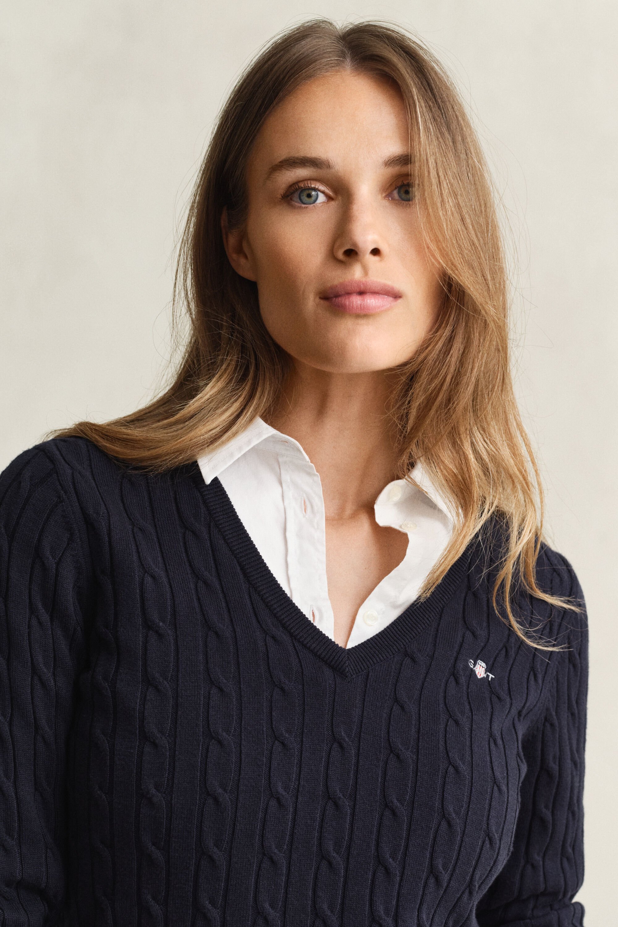 V-ringad kabelstickad tröja