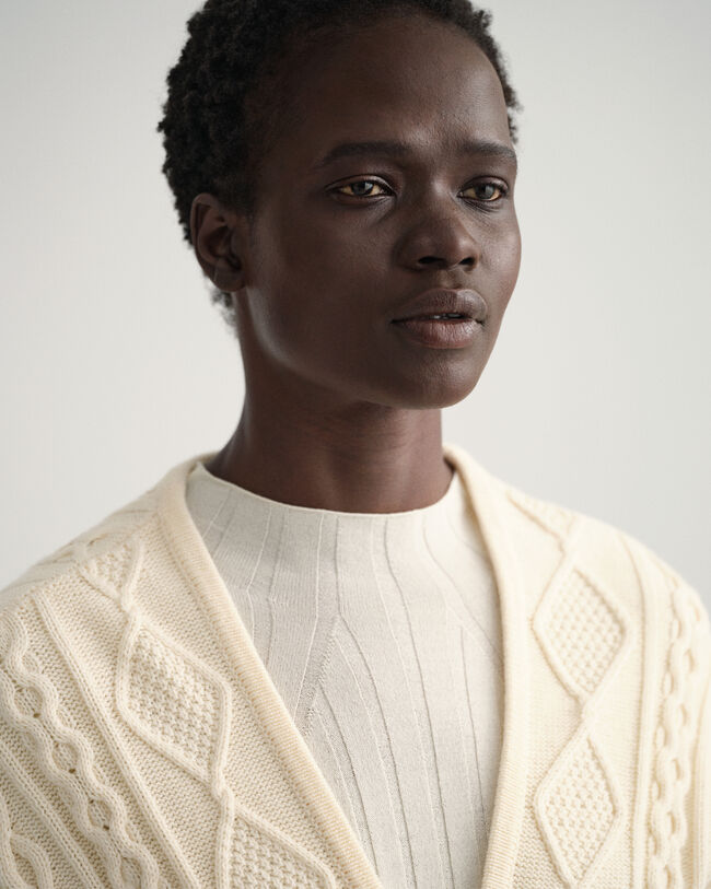 Kabelstickad omlottkofta