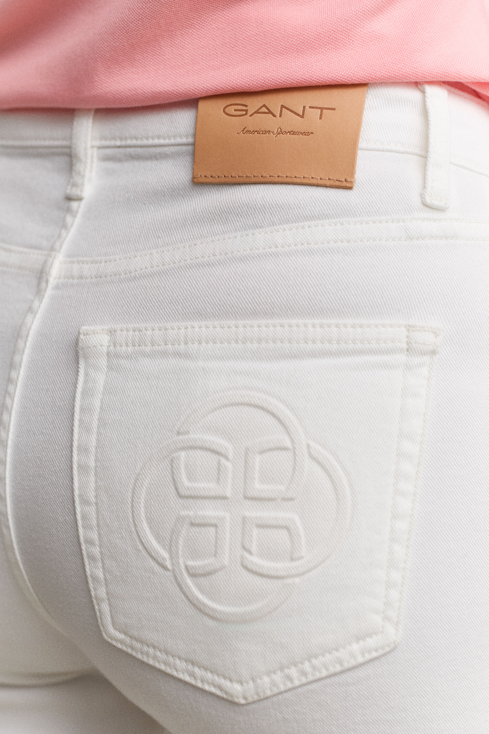 Utställda jeans med monogram