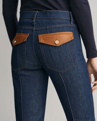 Slim fit jeans med skinndetaljer