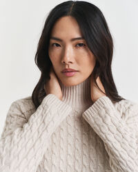 Kabelstickad klänning