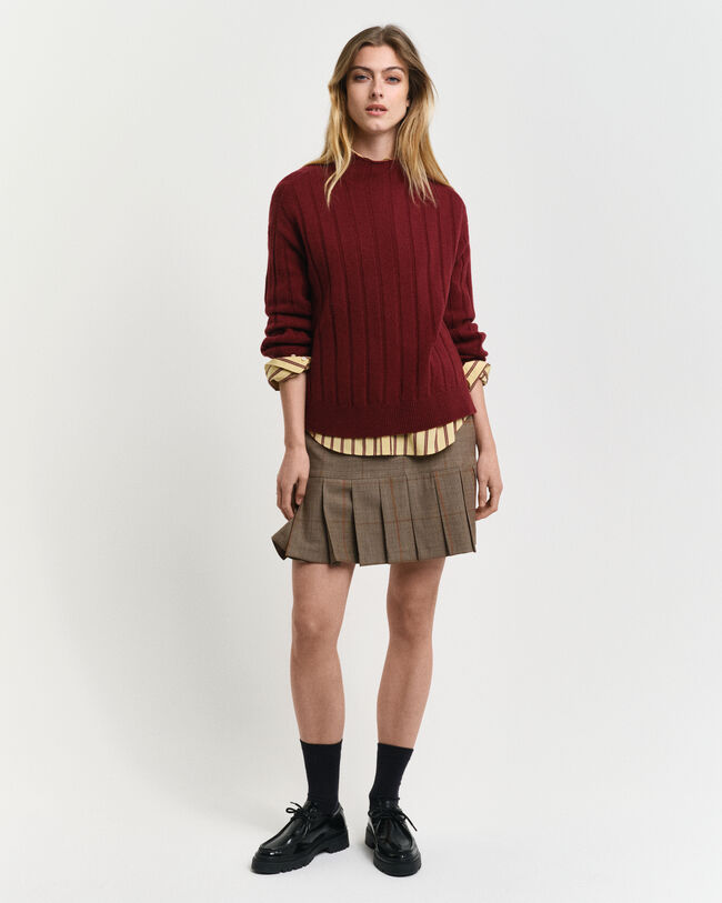 Bredribbad tr&ouml;ja i ull med st&aring;krage