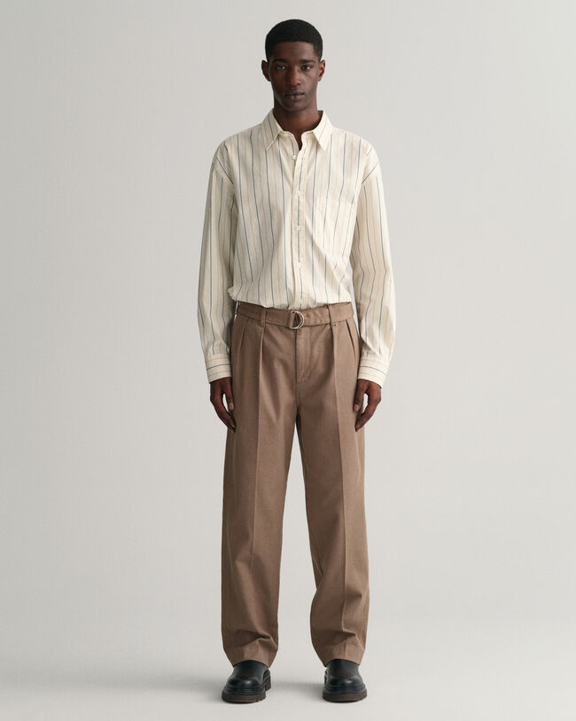 Chinos med veck och bälte