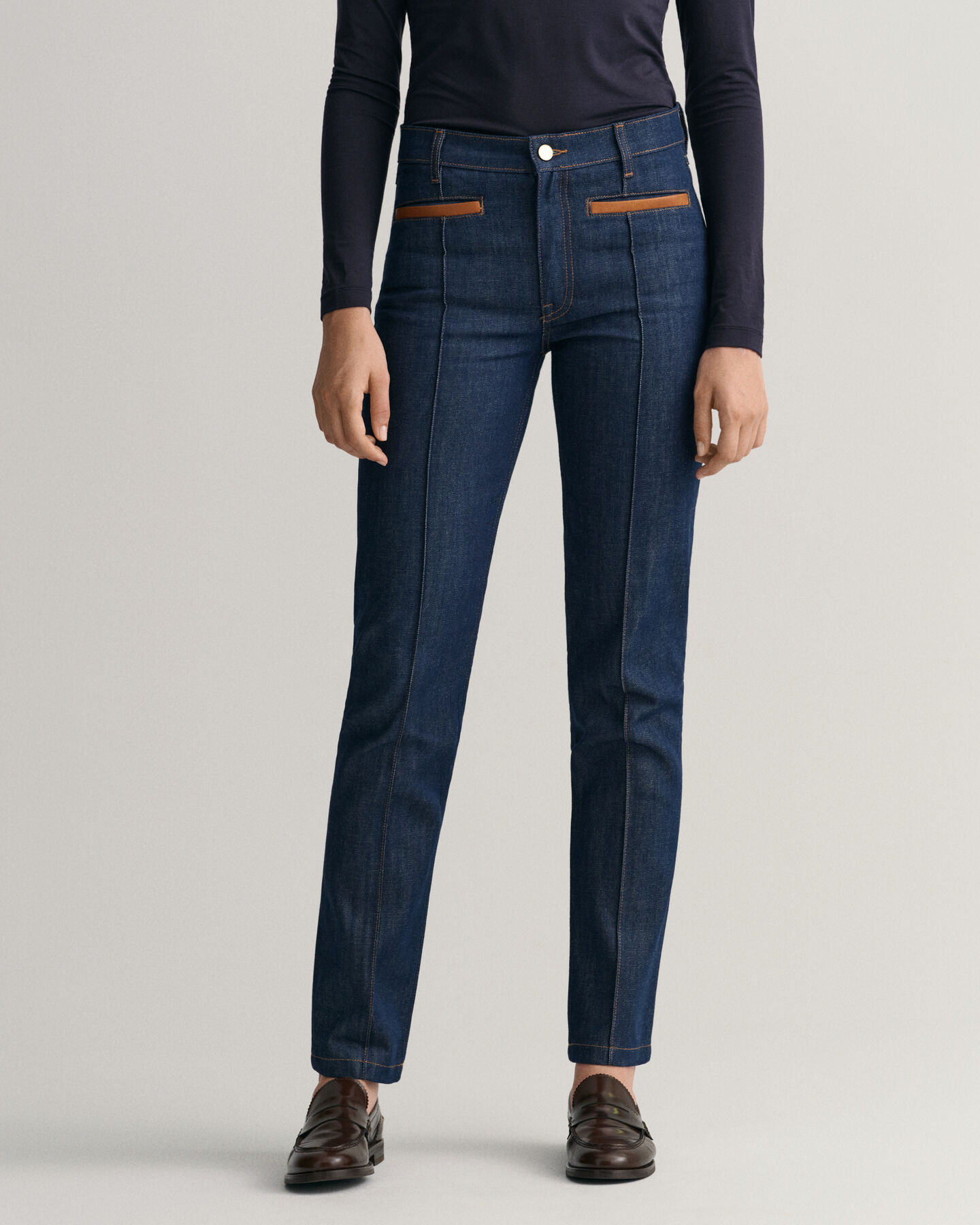 Slim fit jeans med skinndetaljer