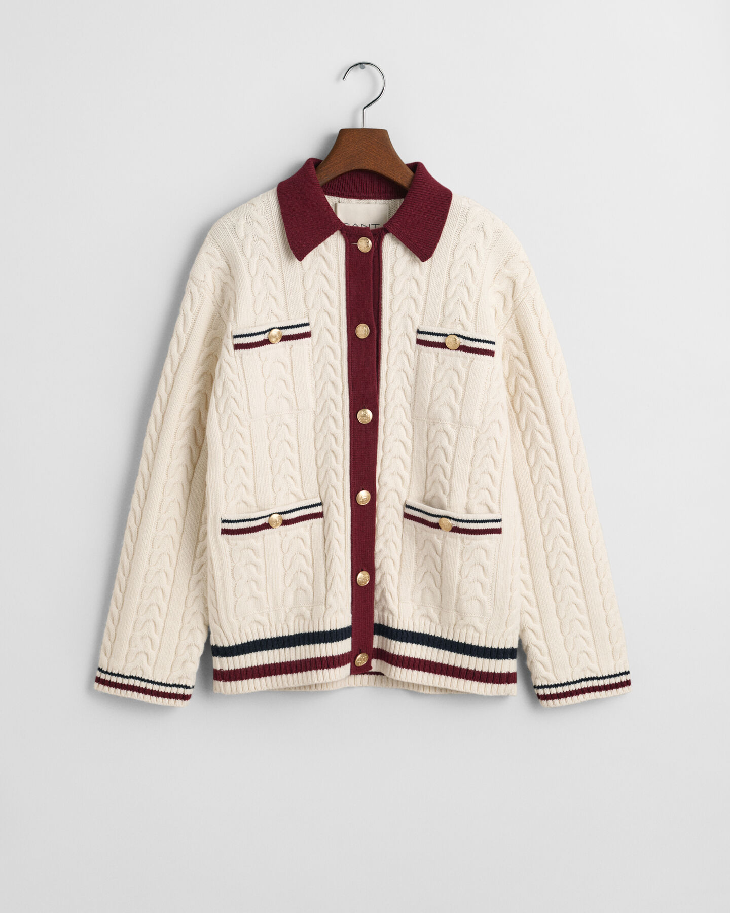 Kabelstickad kontrastf&auml;rgad kofta