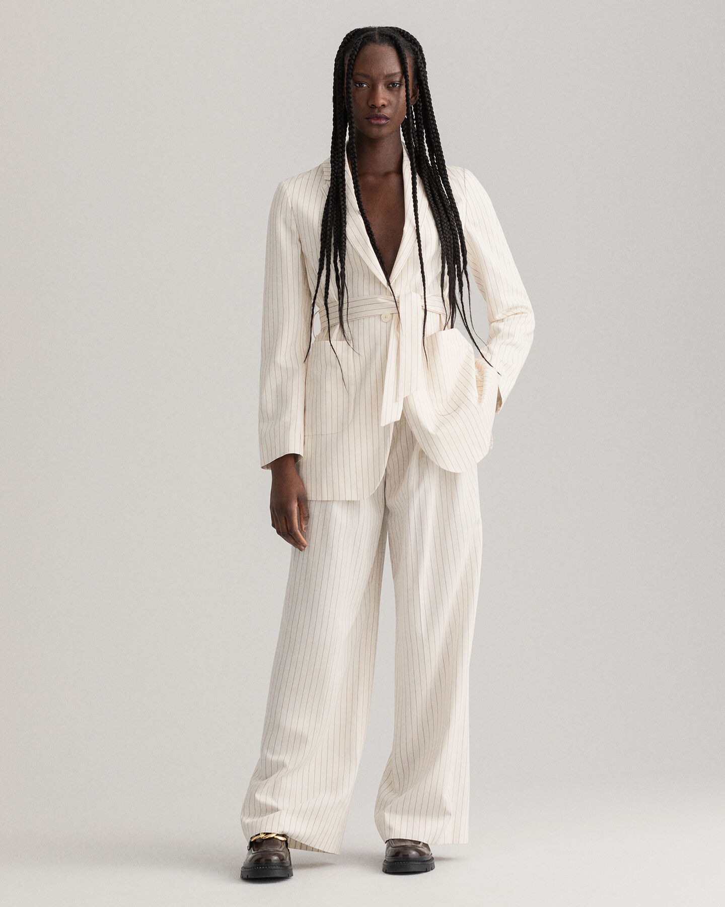 Kritstrecksrandig kavaj med bälte