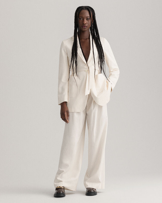 Kritstrecksrandig kavaj med bälte