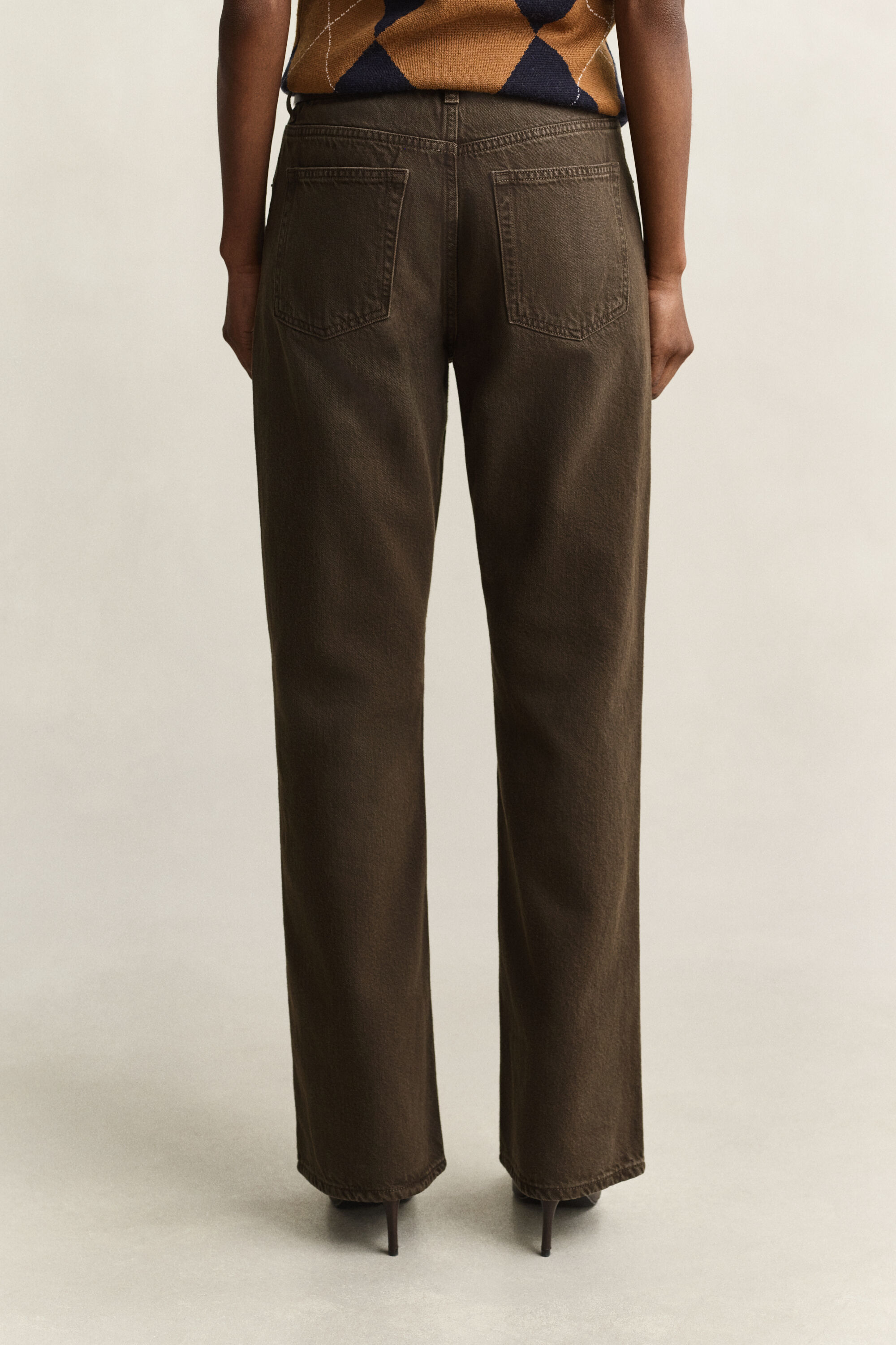 Relaxed fit färgade jeans