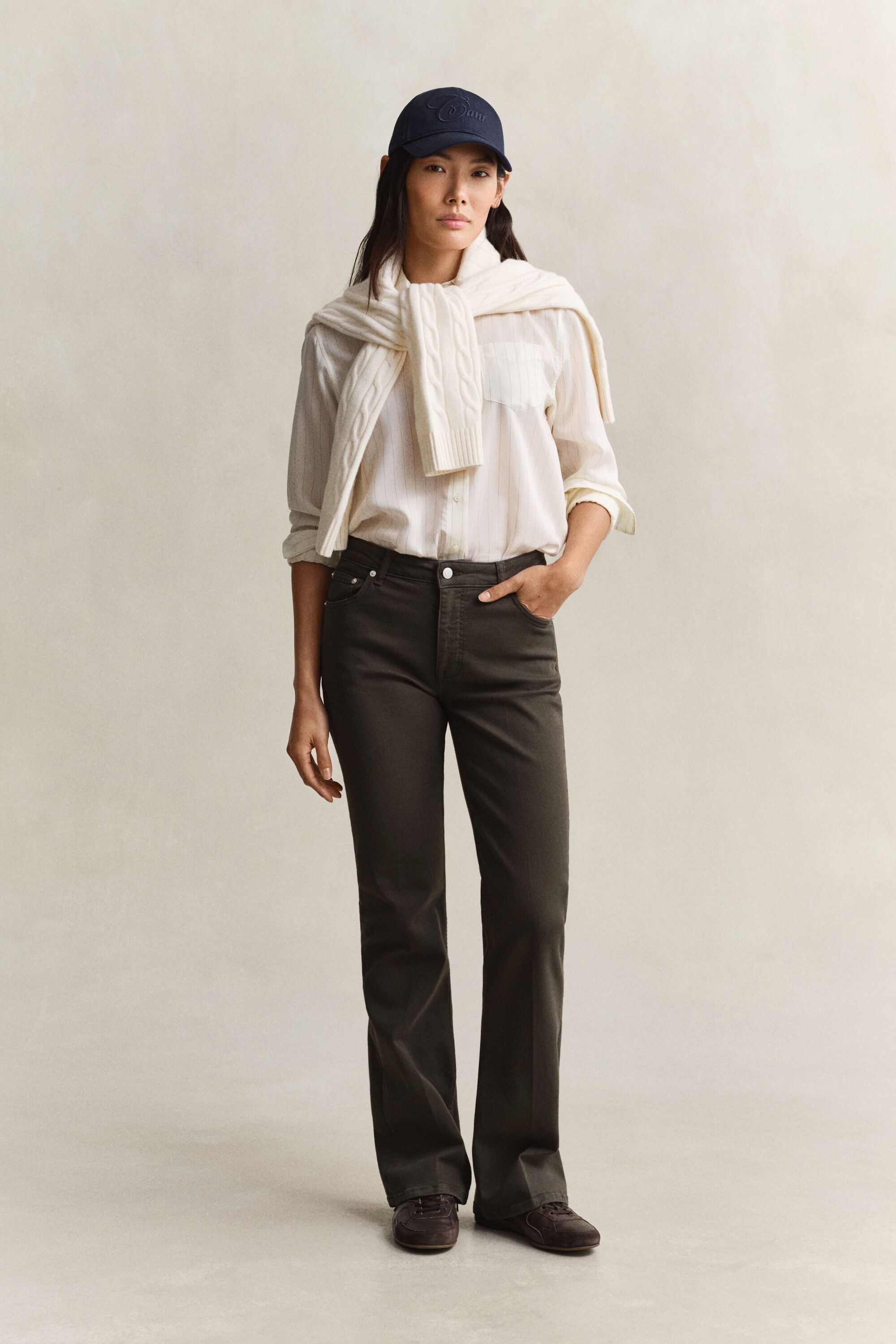 Slim färgade utställda jeans