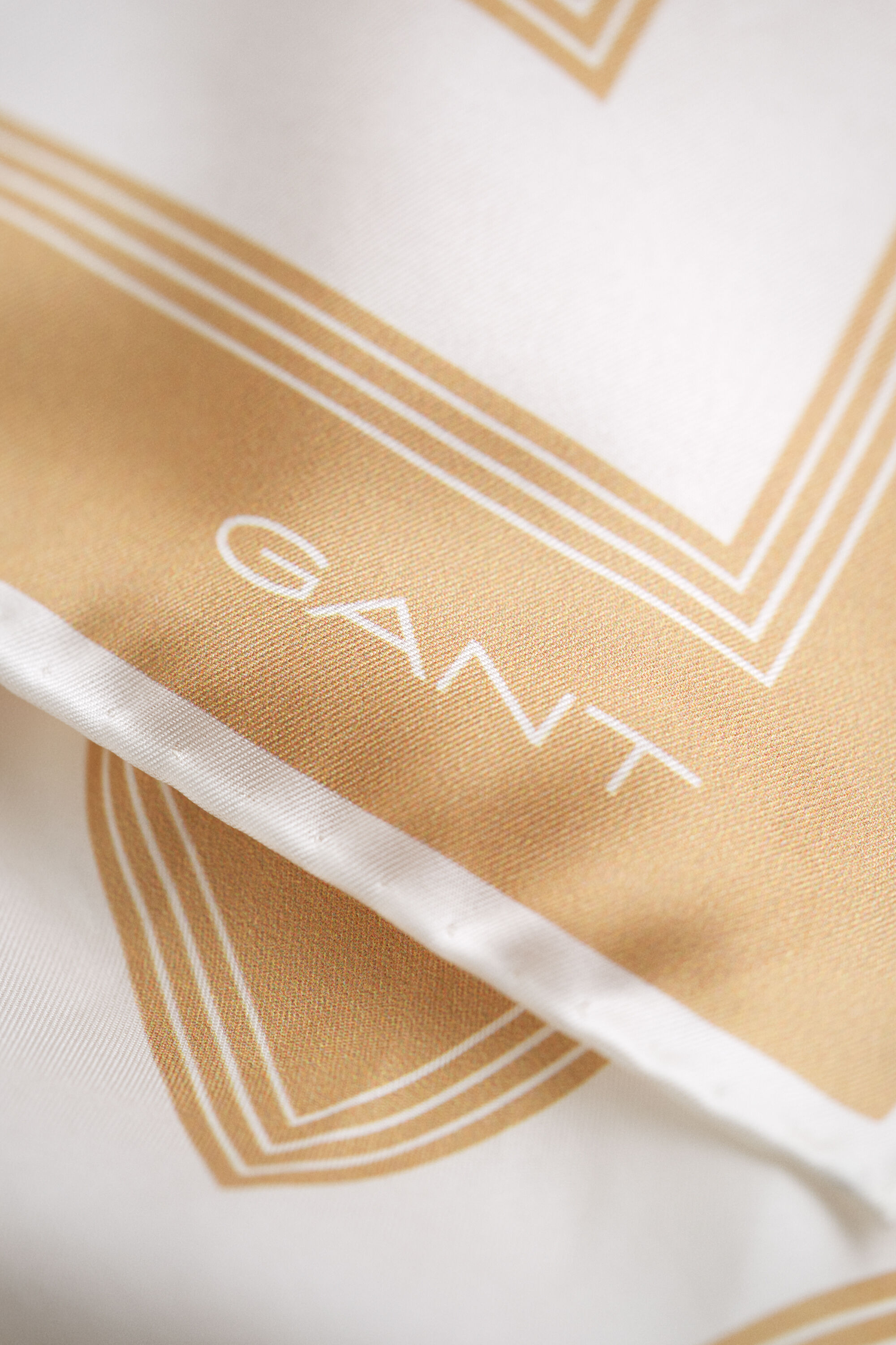 Sidensjal med monogram