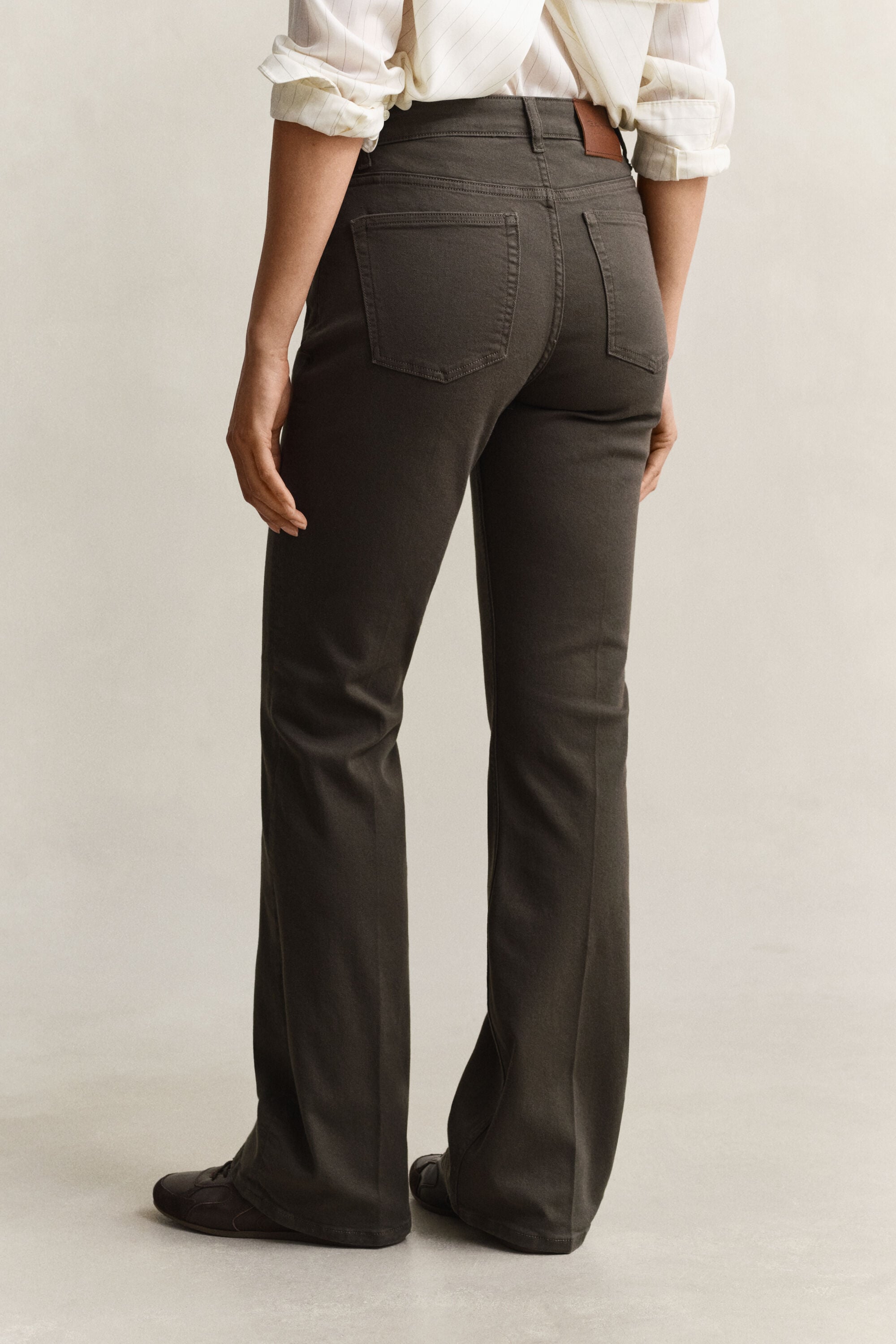Slim färgade utställda jeans
