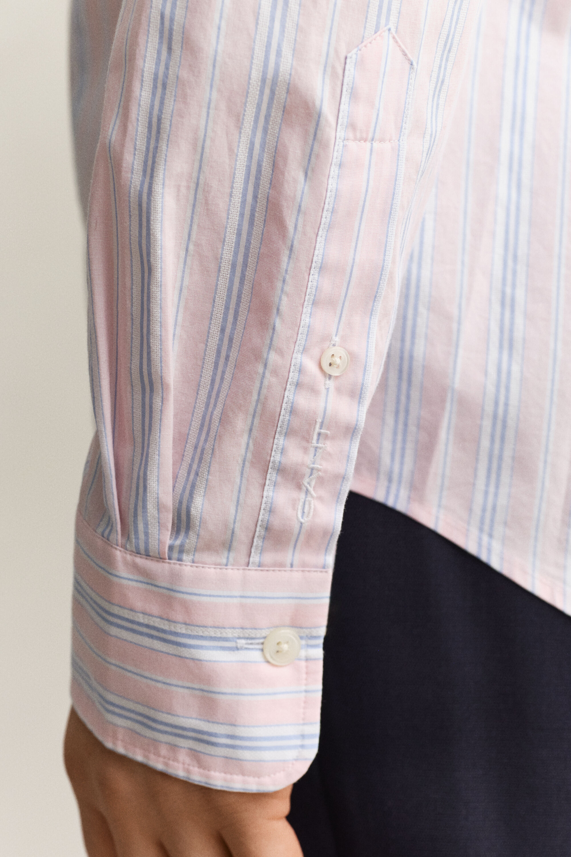 Regular fit dobbyvävd randig skjorta